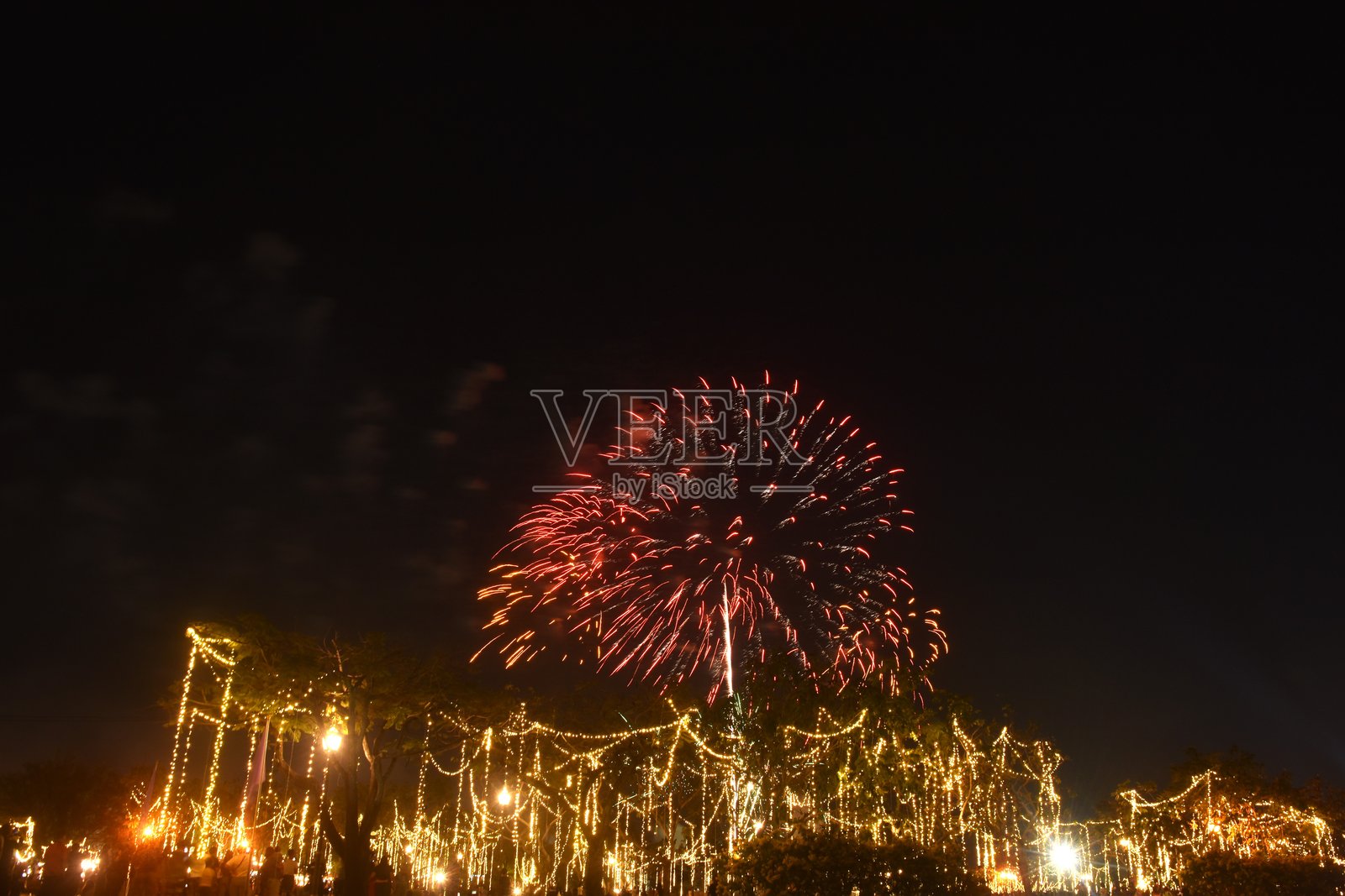 泰国苏安鲁昂拉玛九公园的庆祝烟花和灯光秀照片摄影图片