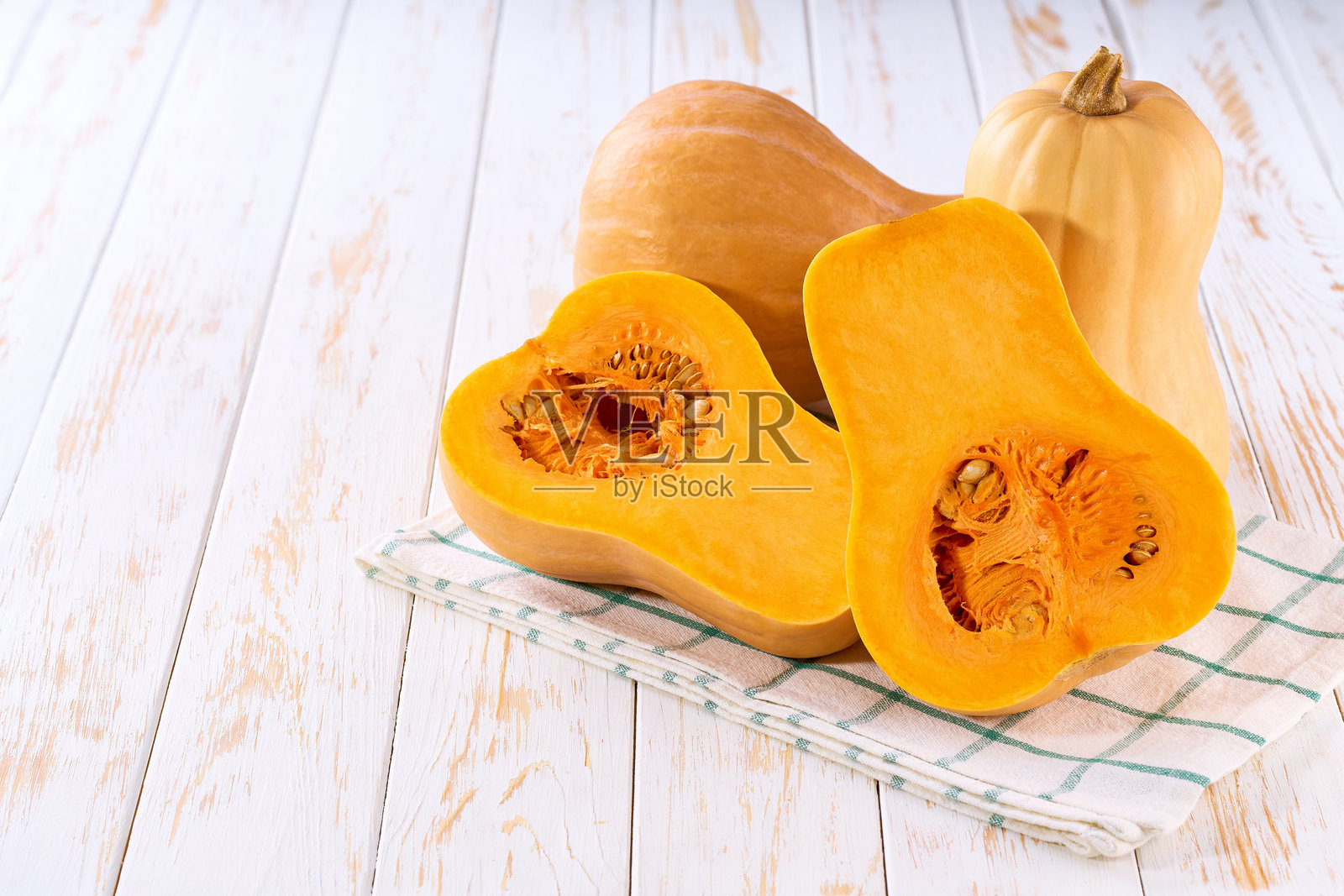 白色桌子上的南瓜，选择性对焦。照片摄影图片