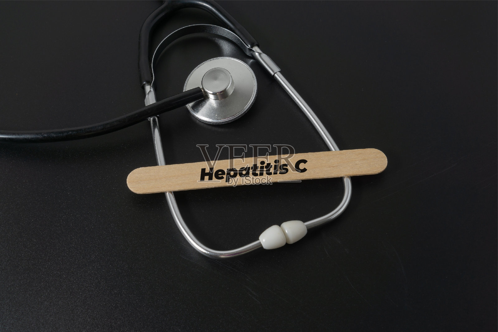 黑色背景上的医学概念，包含“丙型肝炎”一词照片摄影图片