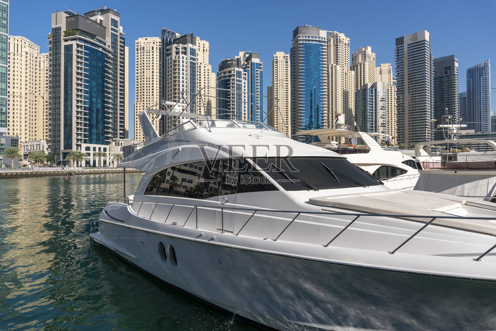 迪拜码头区的波斯湾上空的游艇和摩天大楼照片摄影图片