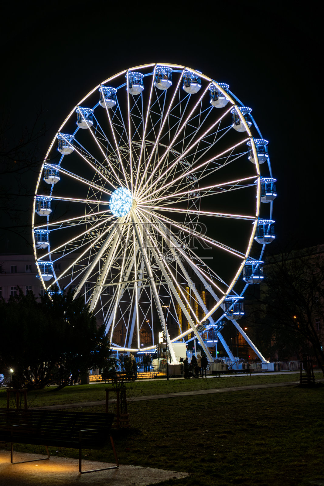 城市中装饰和照明的圣诞摩天轮照片摄影图片
