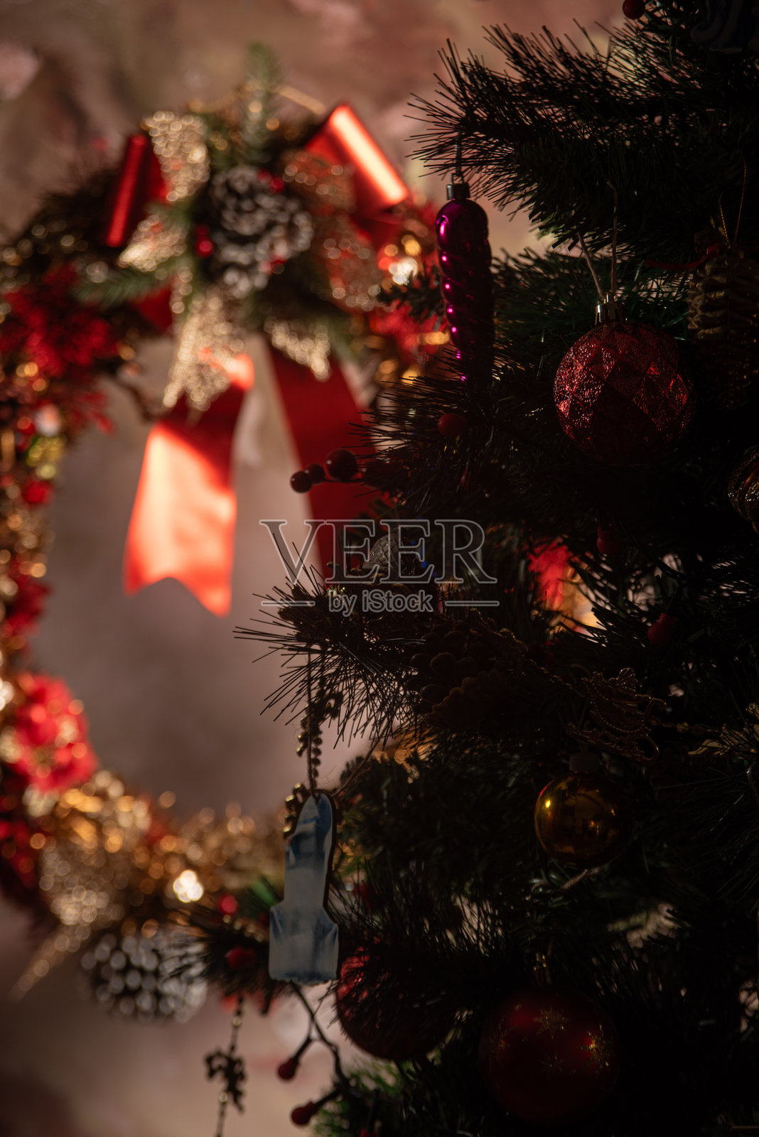 美丽的圣诞花环，细节丰富，选择性对焦。照片摄影图片