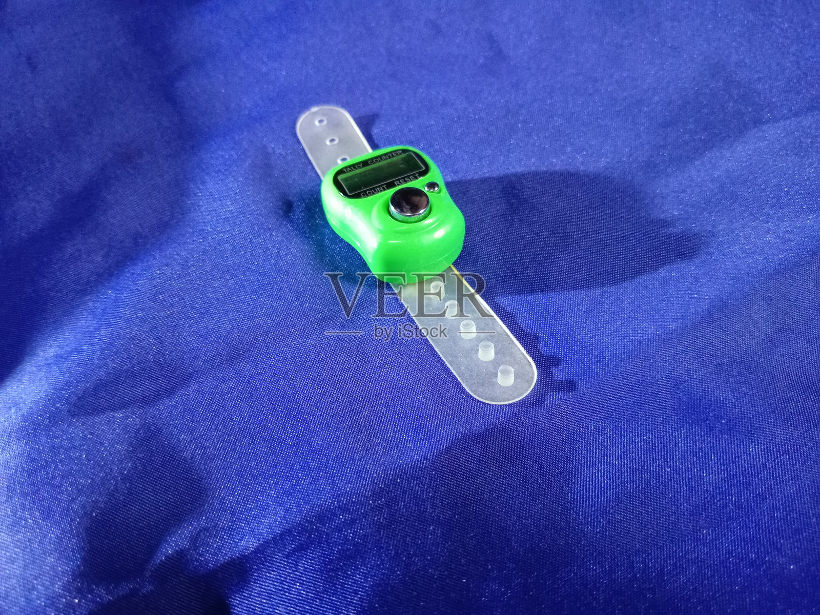 蓝色背景上的绿色数字计数器或计数器特写。照片摄影图片