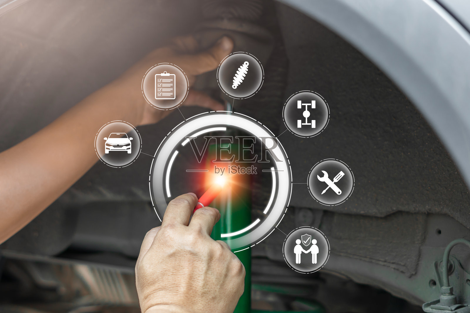 汽车服务系统，保修，检查零件随时间的磨损，维护概念，技术人员检查清单，检查汽车减震器，检查老化减震器油的泄漏。照片摄影图片