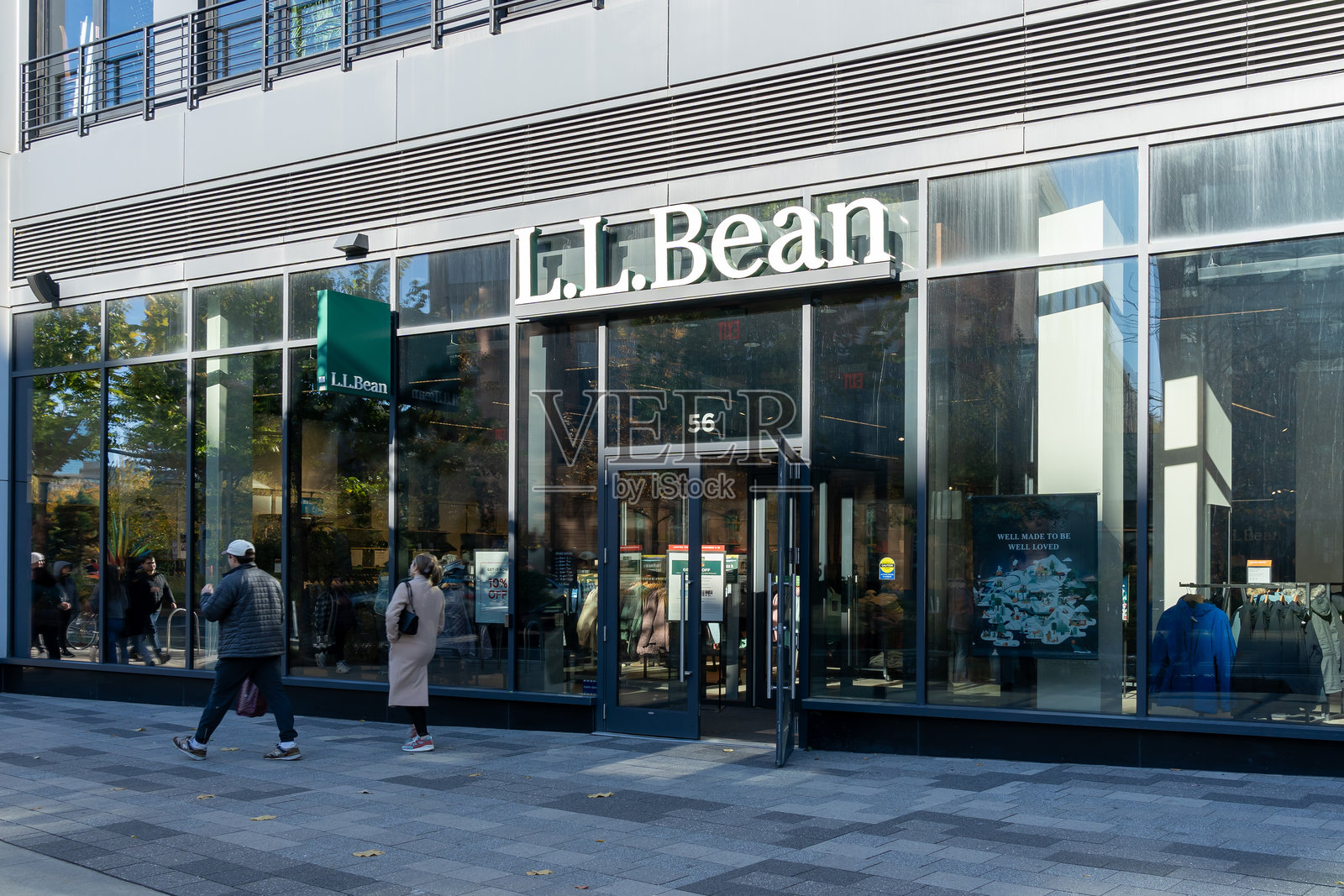 行人经过美国马萨诸塞州波士顿的L.L.Bean服装店。照片摄影图片