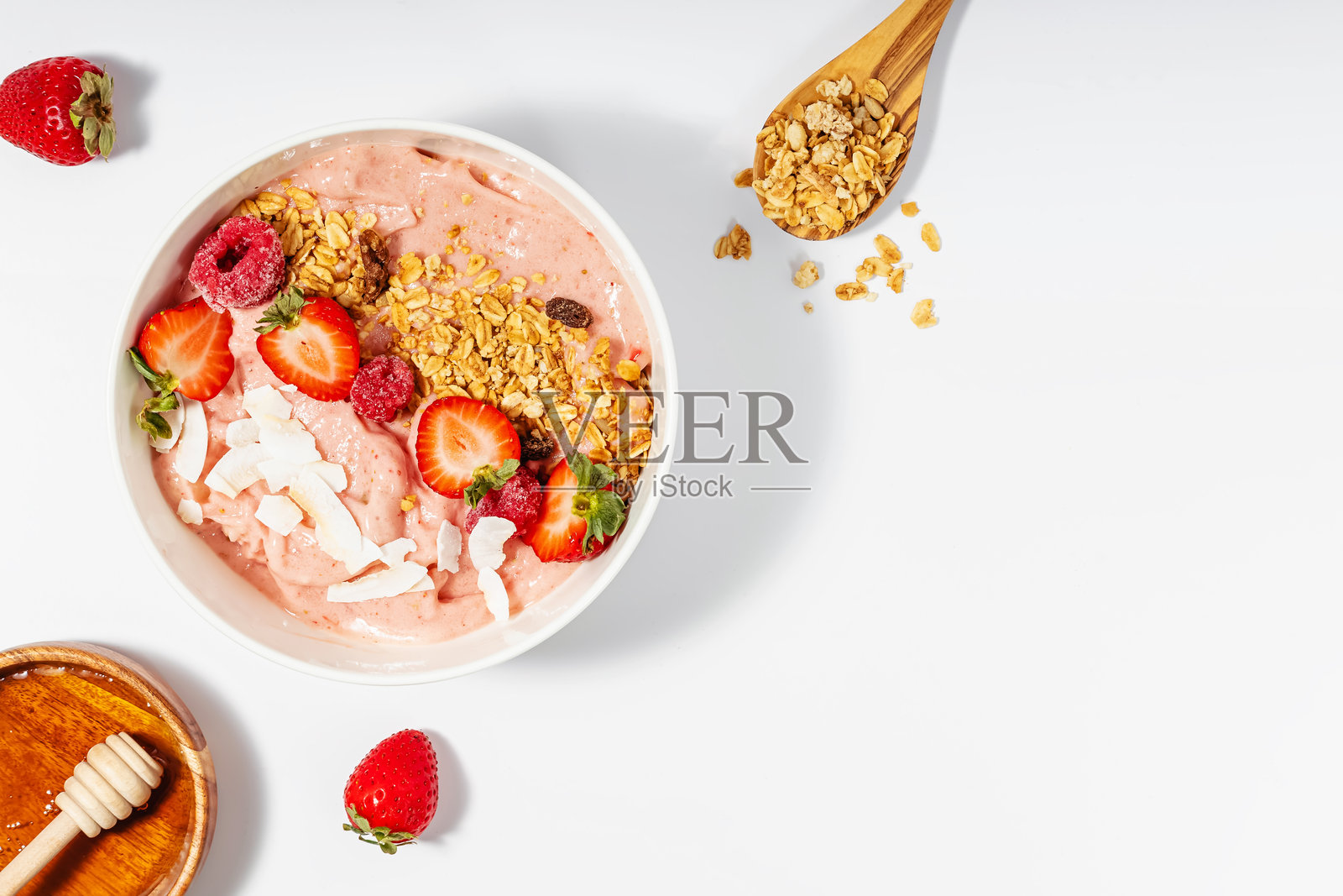 新鲜水果酸奶碗，配有格兰诺拉麦片和草莓，健康早餐照片摄影图片