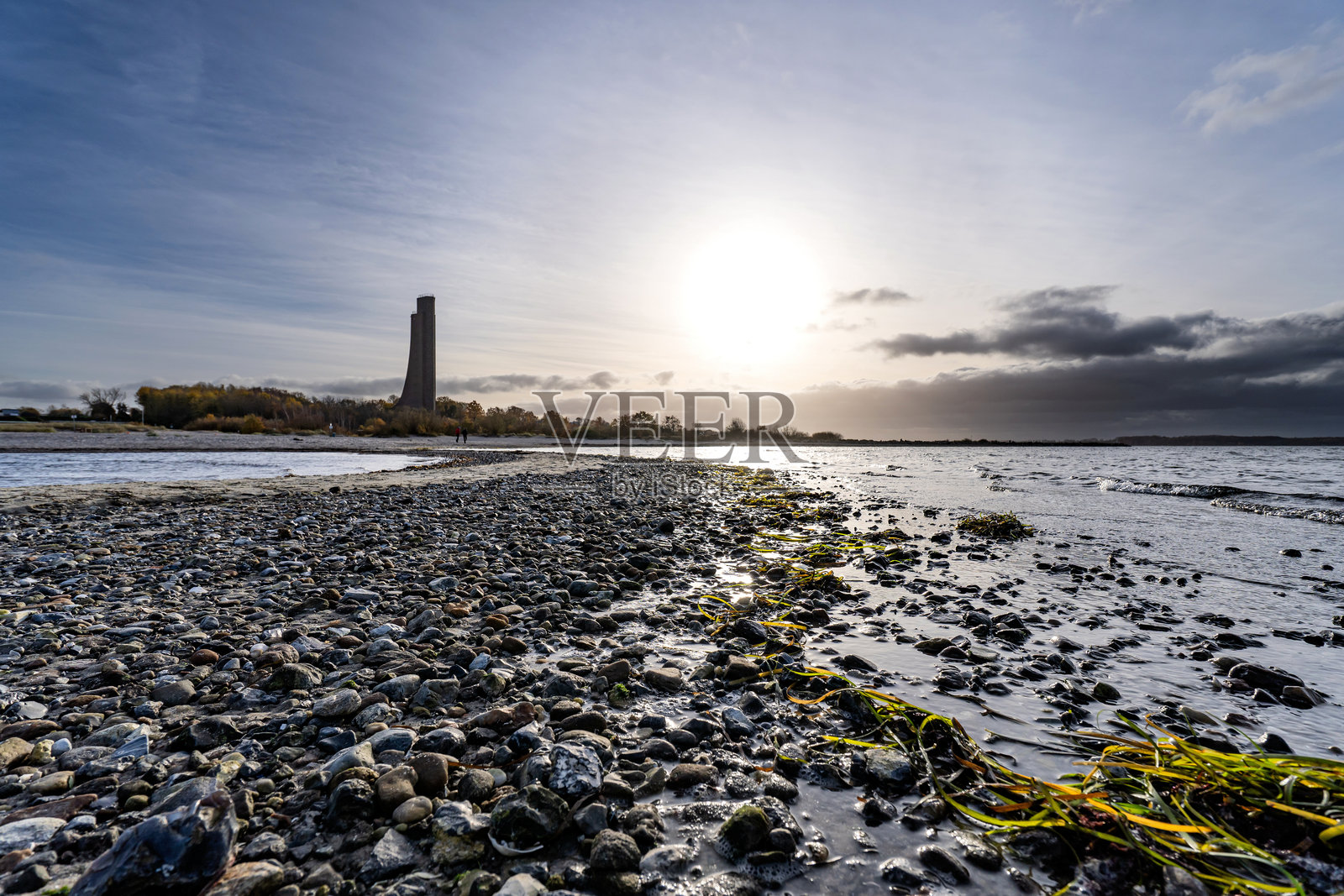 从海滩俯瞰德国拉博海军纪念碑的日落景色照片摄影图片