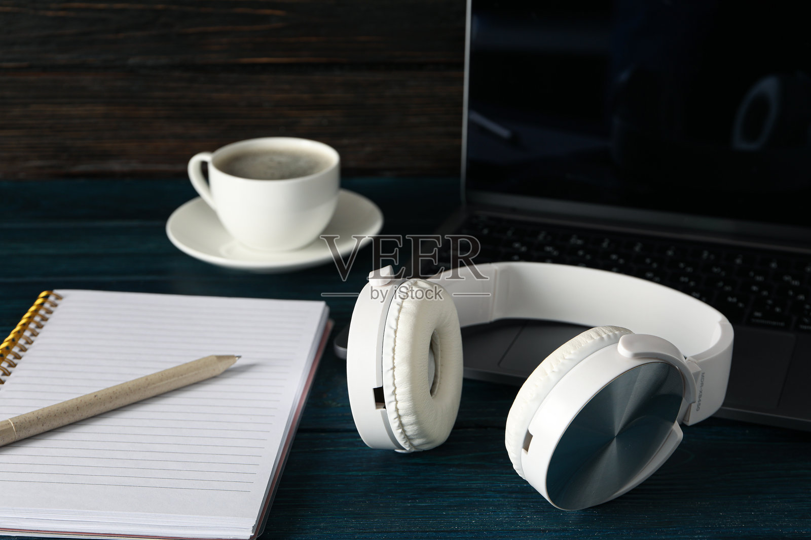 自由职业的概念，热饮和耳机的组合照片摄影图片