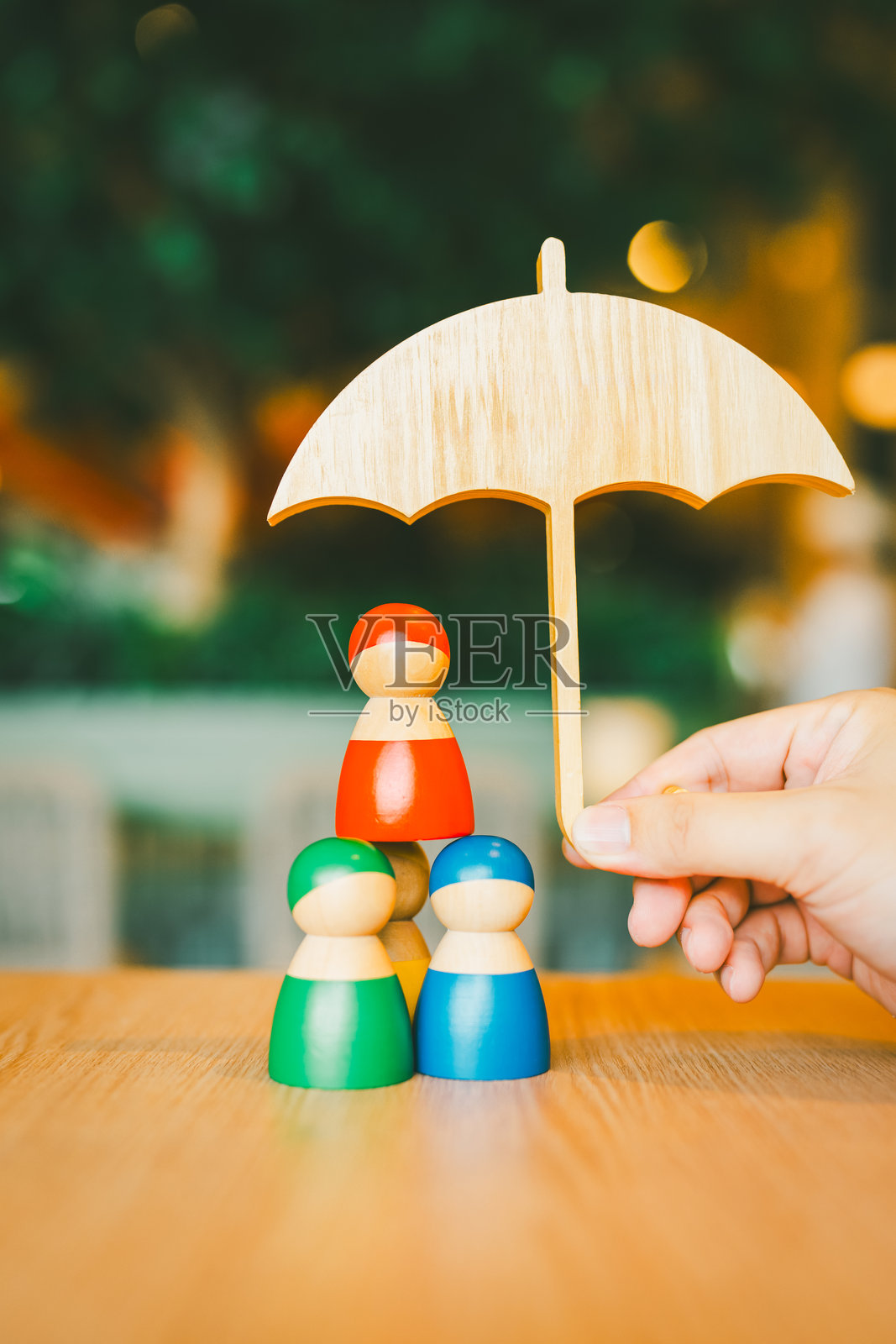 伞的图标和人群模型。安全保护和团体保险。家庭、保护、医疗保健日、汽车保险的概念。照片摄影图片