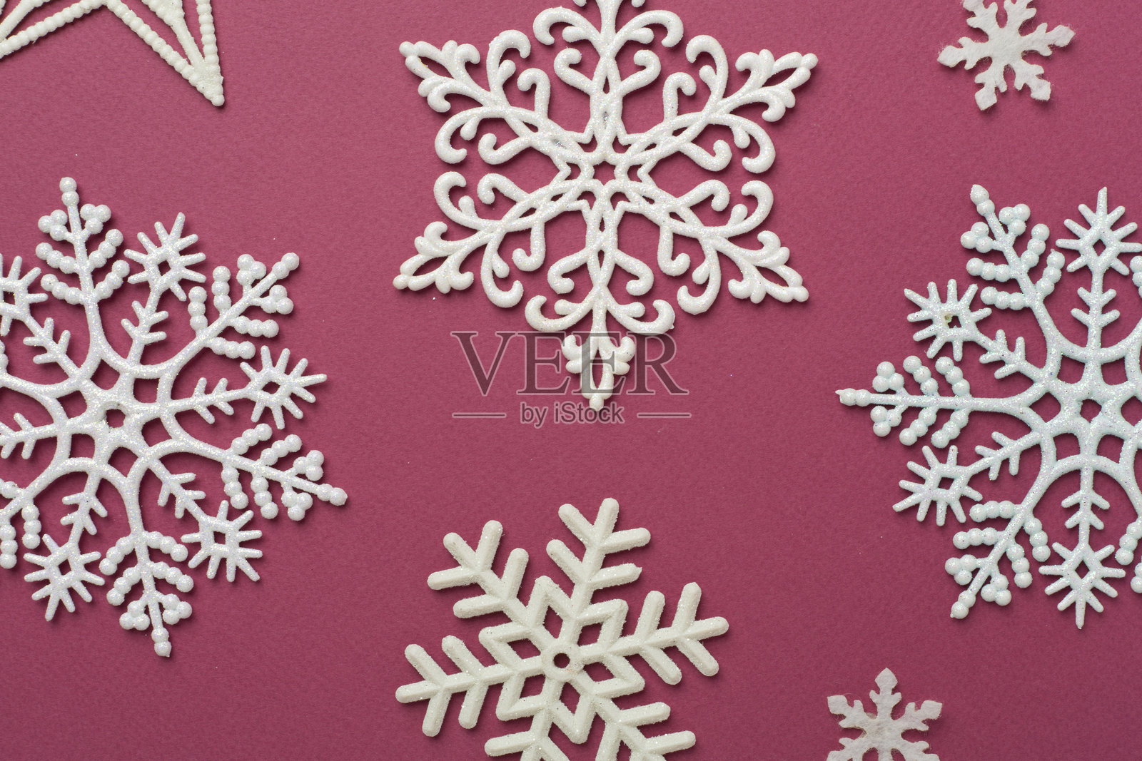 美丽的雪花在彩色背景上，俯视图照片摄影图片