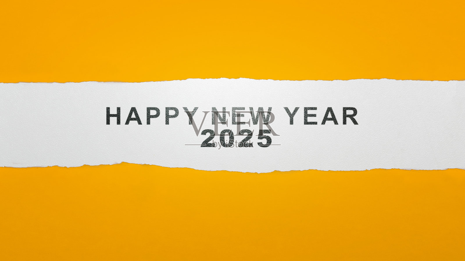 撕裂纸张的俯视图，上面写着“2025新年快乐”的字样，背景为白色。照片摄影图片