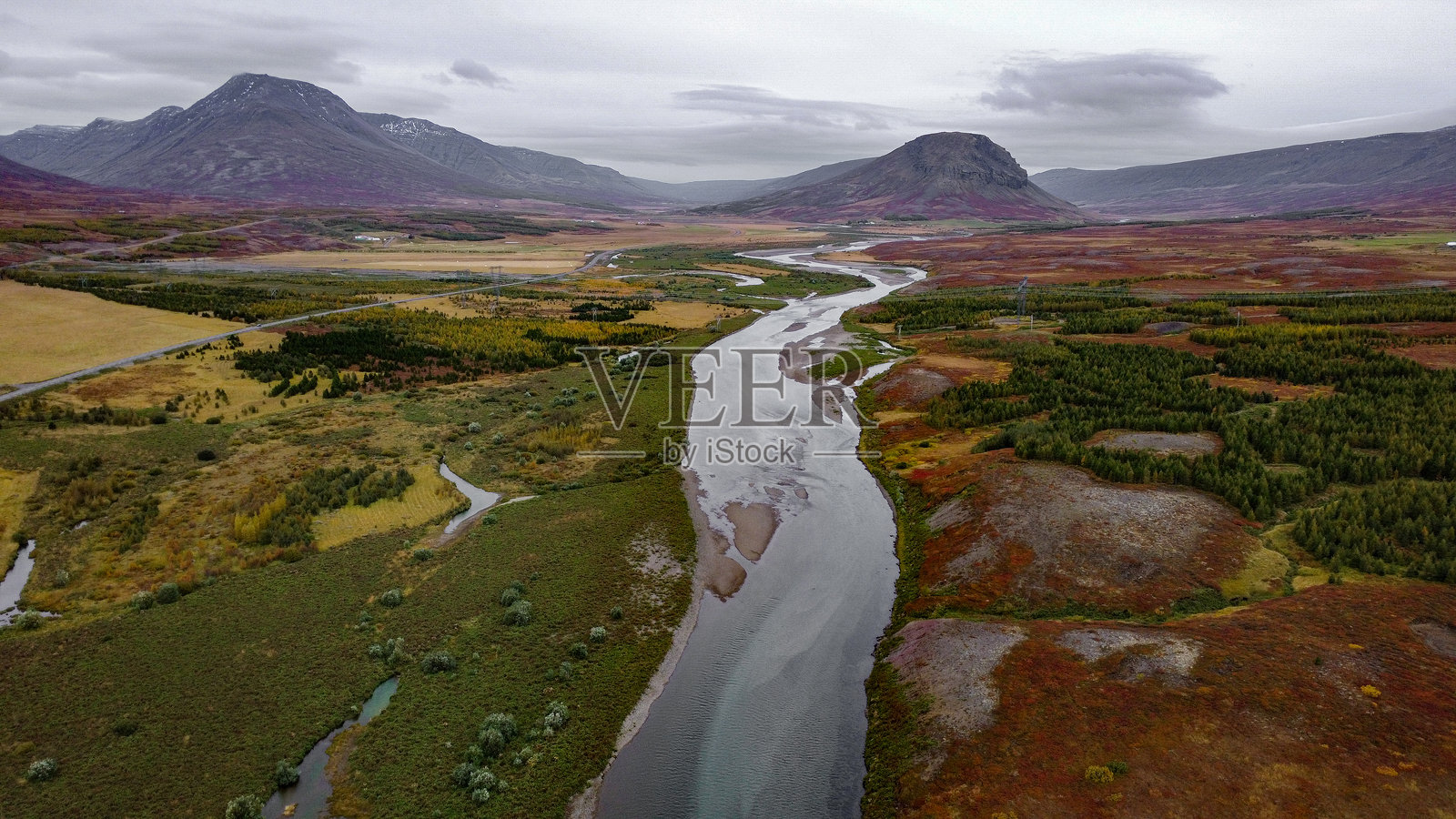 冰岛风景中的山脉与天空的美丽景观照片摄影图片