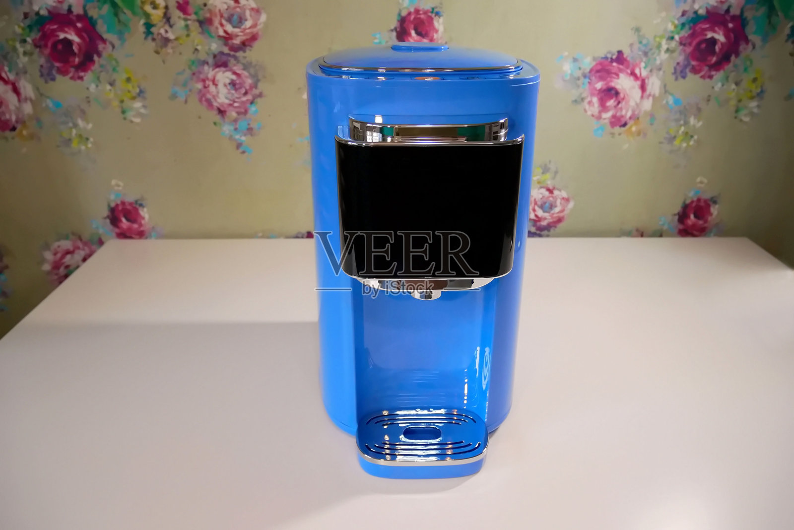 热水壶的使用。照片摄影图片