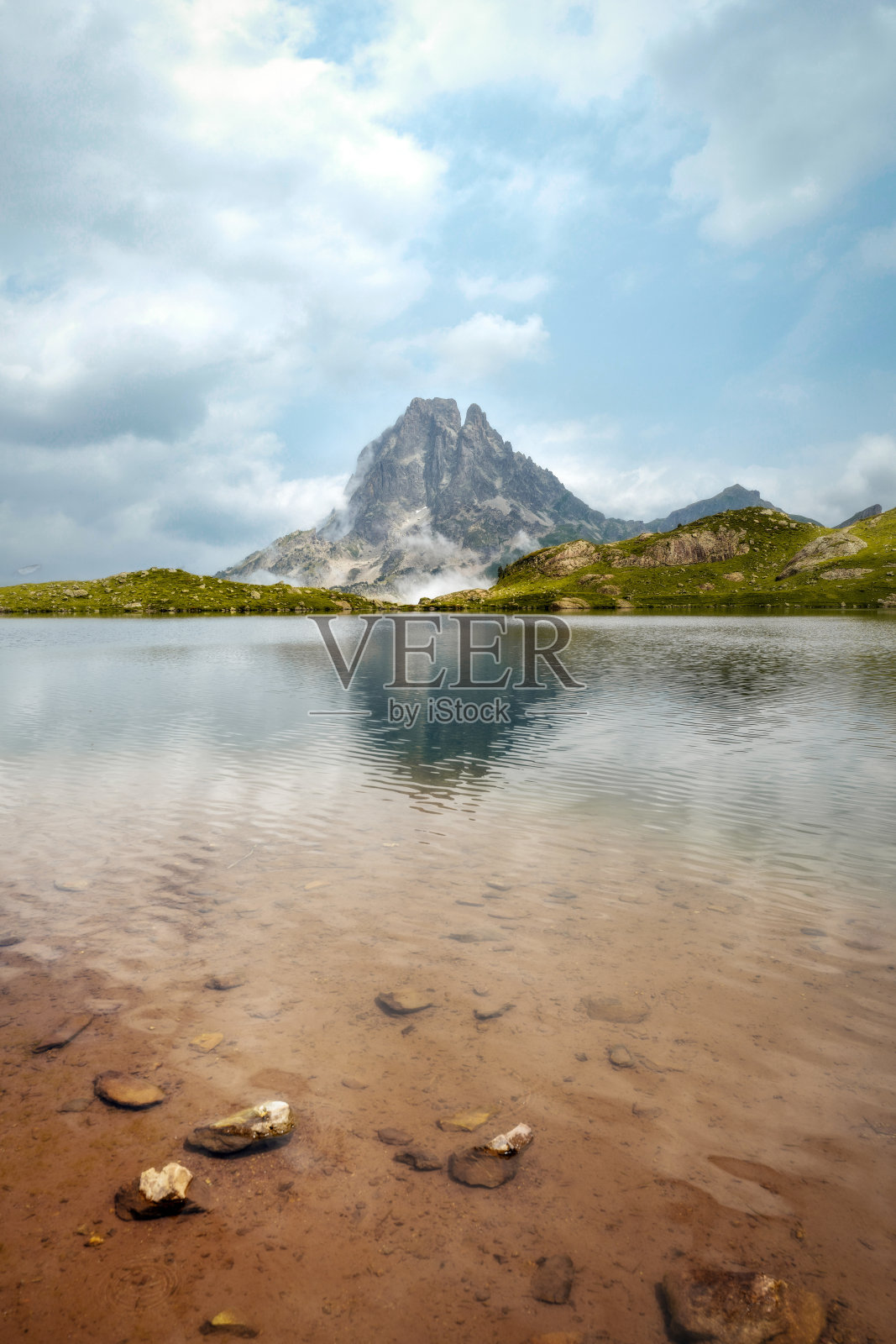 法国比利牛斯山脉的山湖照片摄影图片