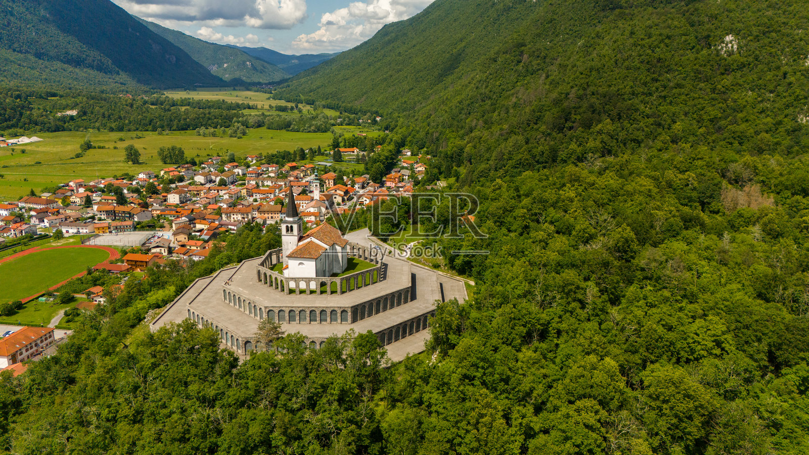 无人机拍摄斯洛文尼亚科巴里德的意大利骨灰堂照片摄影图片