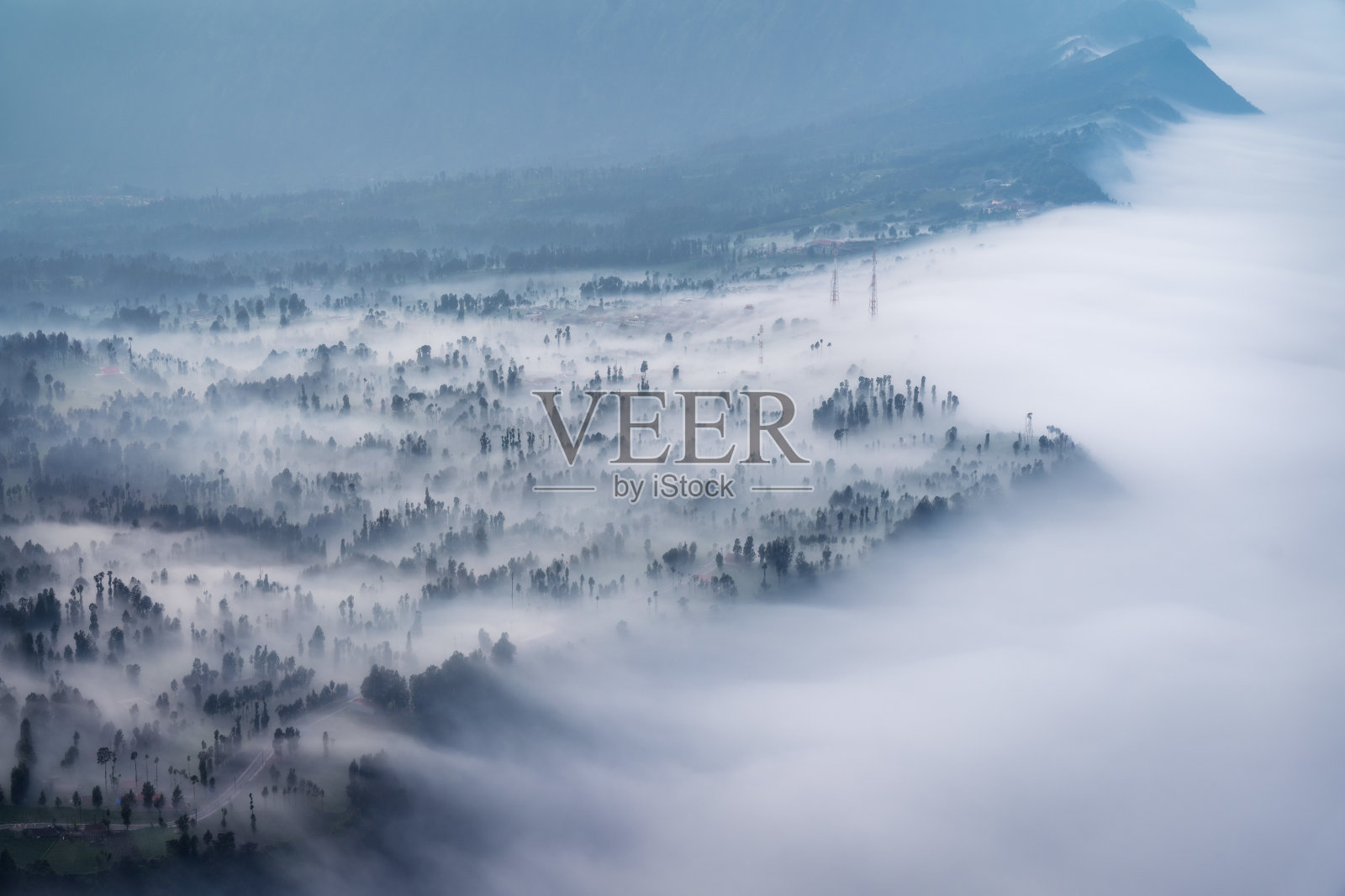 低云在山脊上翻滚照片摄影图片