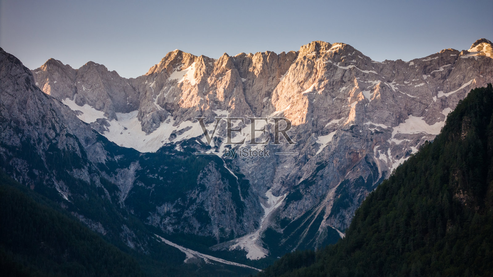斯洛文尼亚兹戈尔涅耶泽尔斯科的雾中山脉美丽日出照片摄影图片