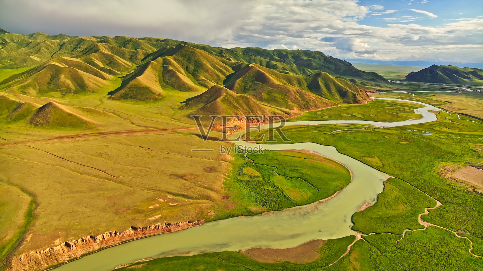 河流，巴音布鲁克草原，中国新疆，亚洲。草原牧场。照片摄影图片