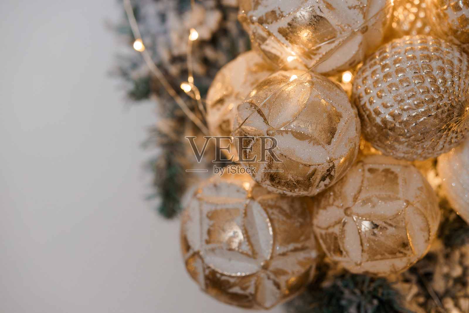 优雅的金色圣诞装饰品装点树枝照片摄影图片