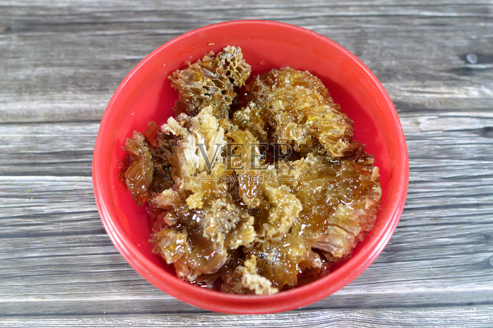 六角形蜂窝细胞，里面有蜂蜜，存放着蜂后卵和工蜂带回蜂巢的花粉和蜂蜜，呈棱柱形的蜡细胞团。照片摄影图片