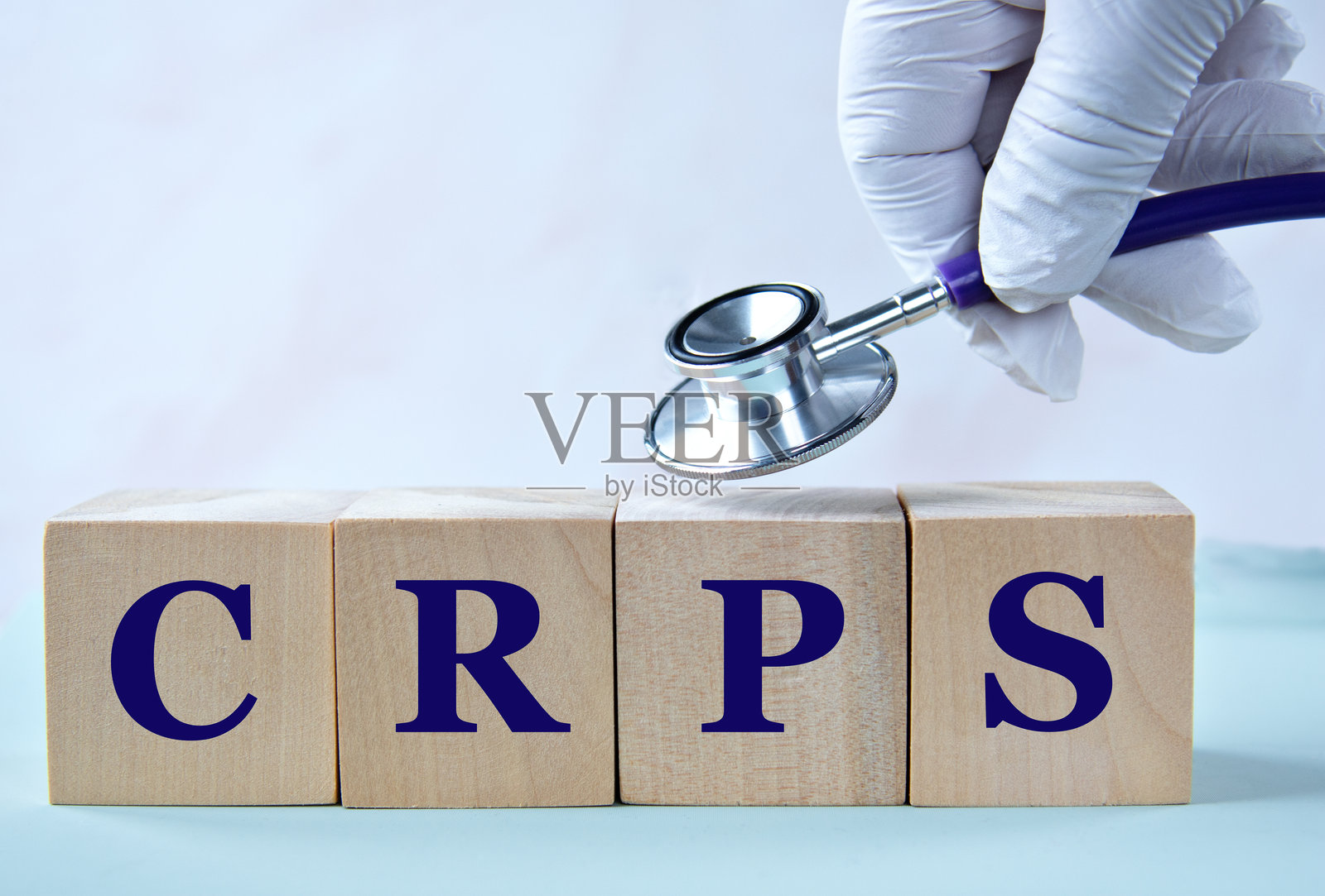 医生手中拿着标有CRPS缩写的立方体。照片摄影图片