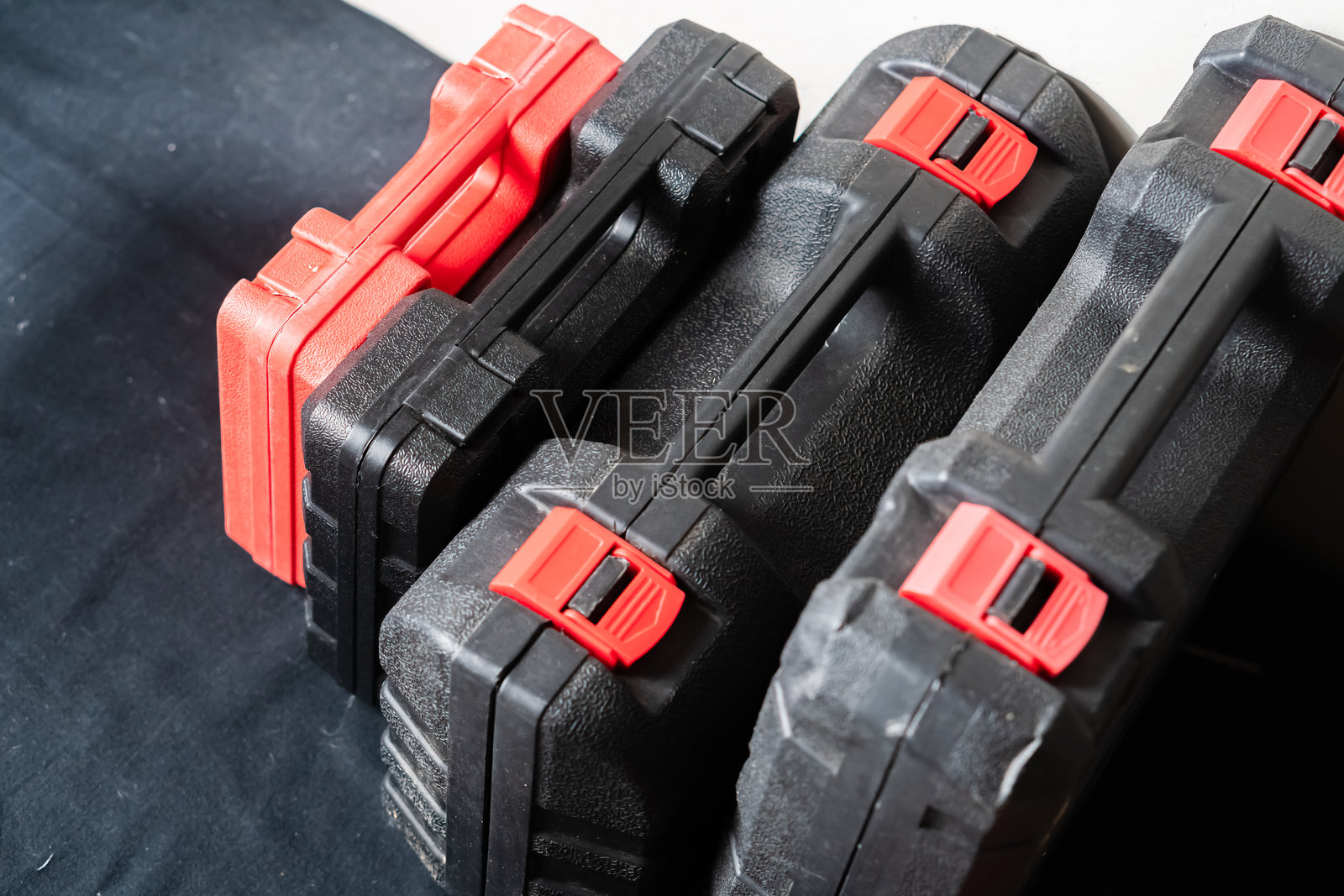 黑色和红色的叠加工具箱照片摄影图片