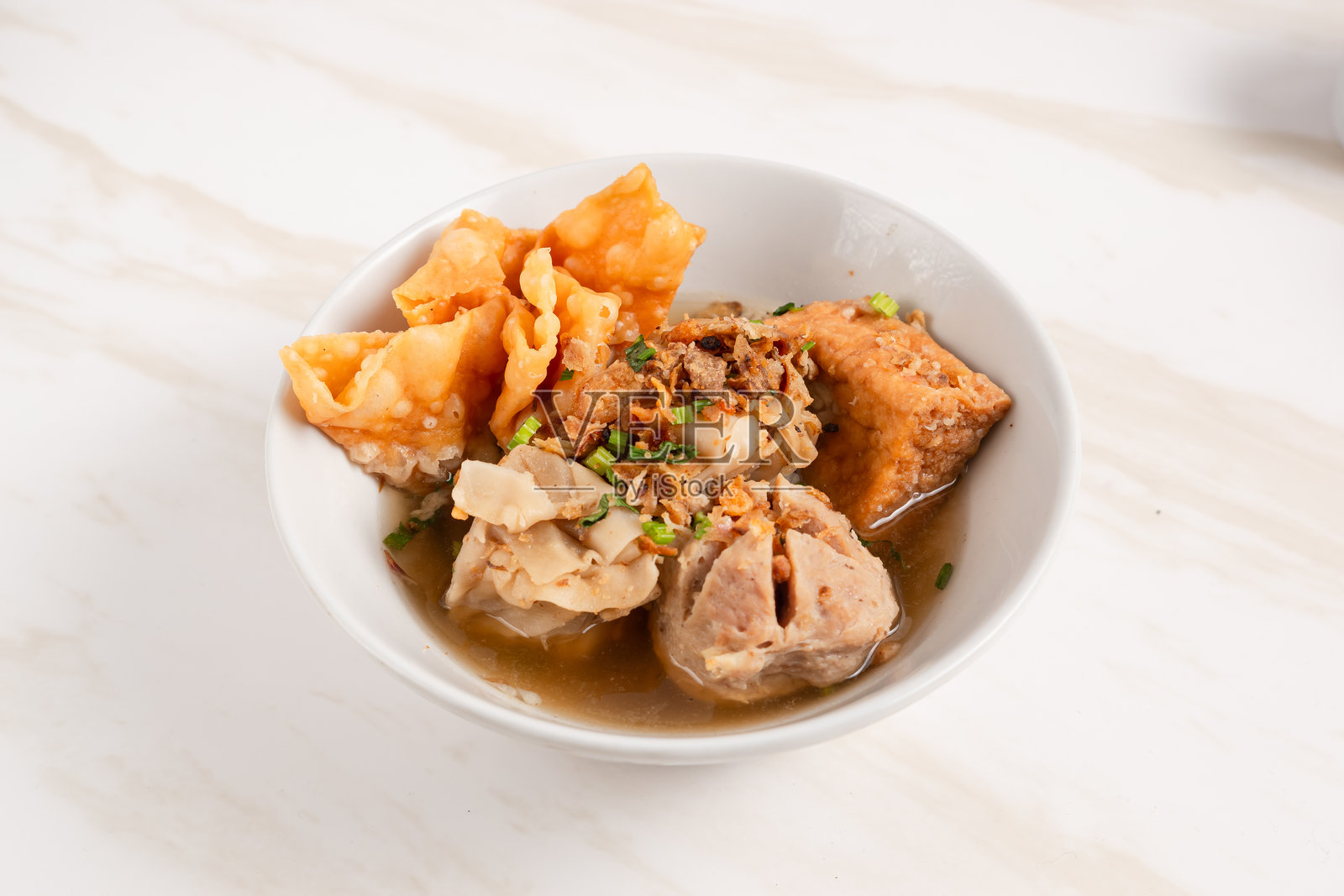 巴克索阿雷马，来自印度尼西亚东爪哇马朗的特色肉丸。特写。配有酱油、调味酱和辣椒酱。照片摄影图片