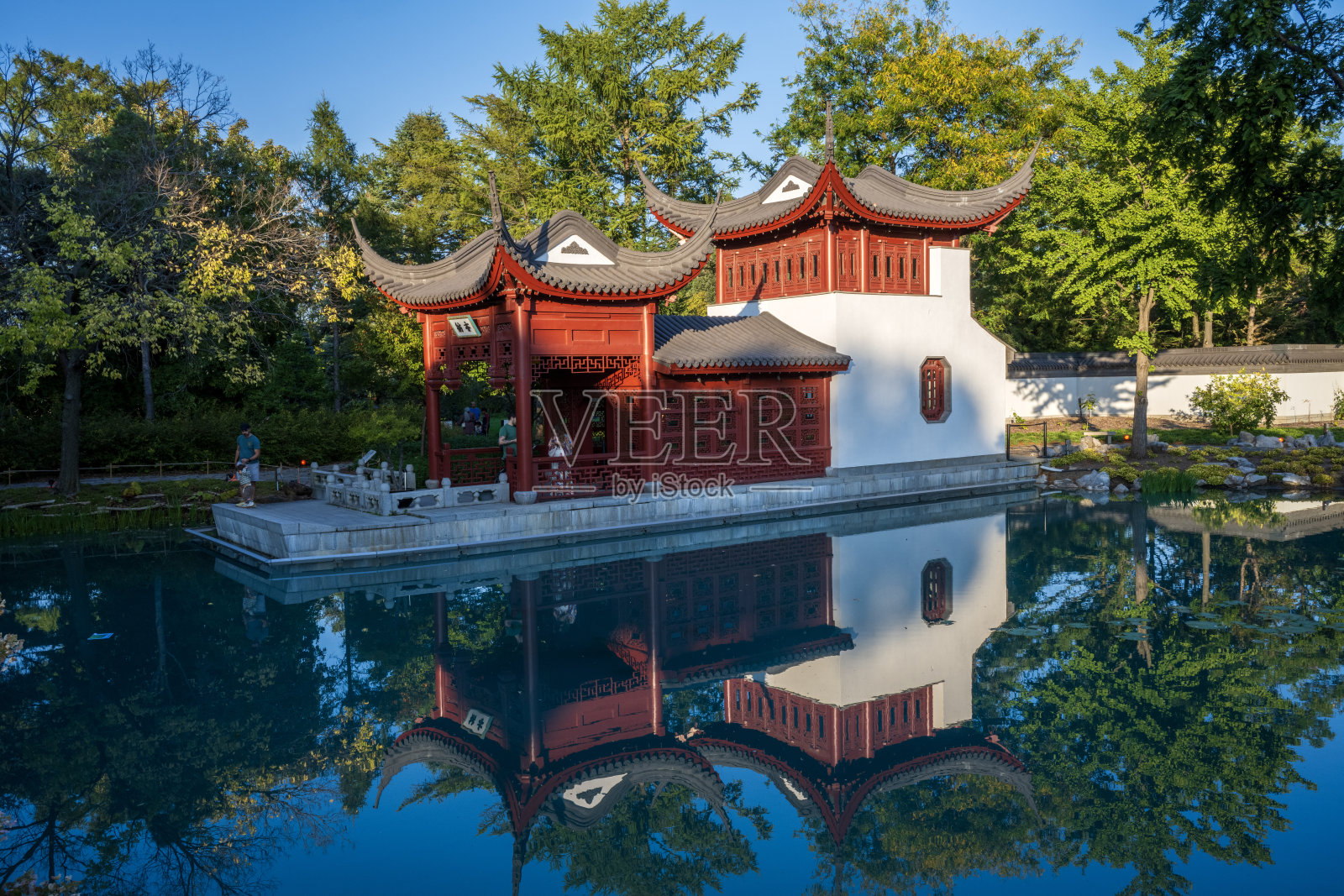 游客在中国园林的亭子里照片摄影图片