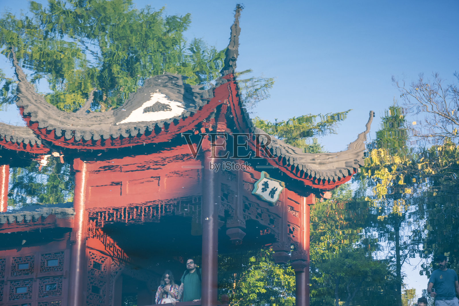 中国园林中亭子的倒影照片摄影图片