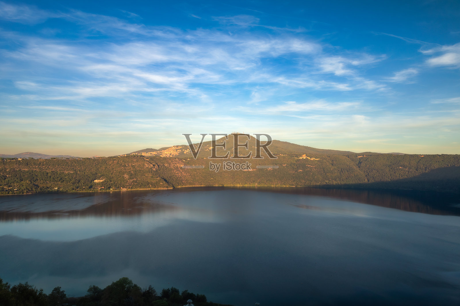 金色的阳光照耀着意大利卡斯特尔甘多尔多的阿尔巴诺湖周围的山丘照片摄影图片