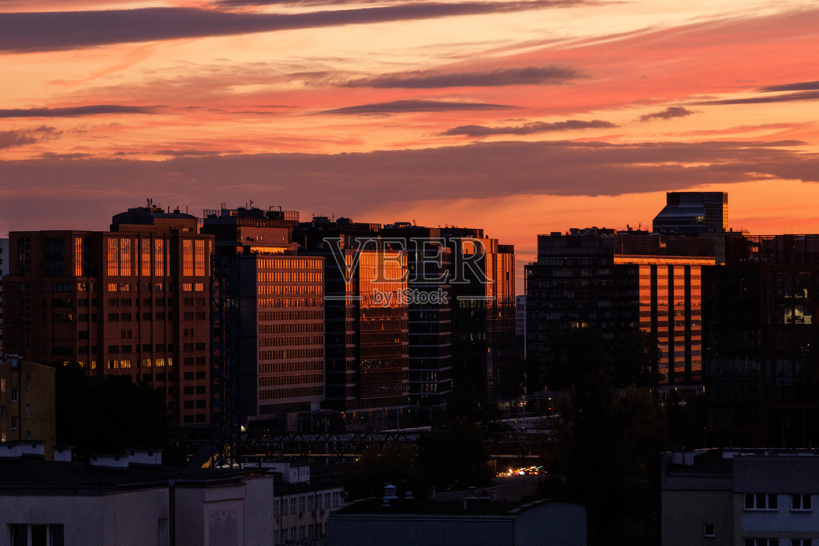 绚丽的日落将明亮的色彩洒在广阔的城市天际线上照片摄影图片