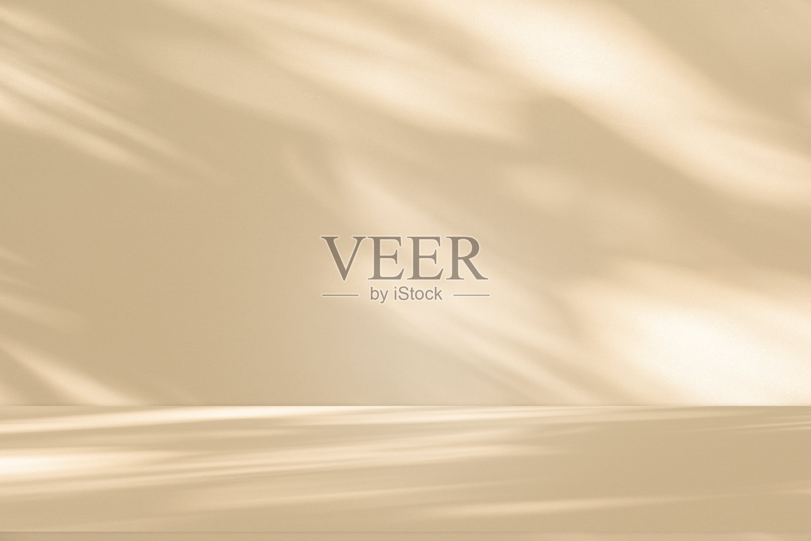 工作室风格的背景墙装饰展示，使用白色和米色调，窗户投射的阴影，概念创造装饰效果。照片摄影图片