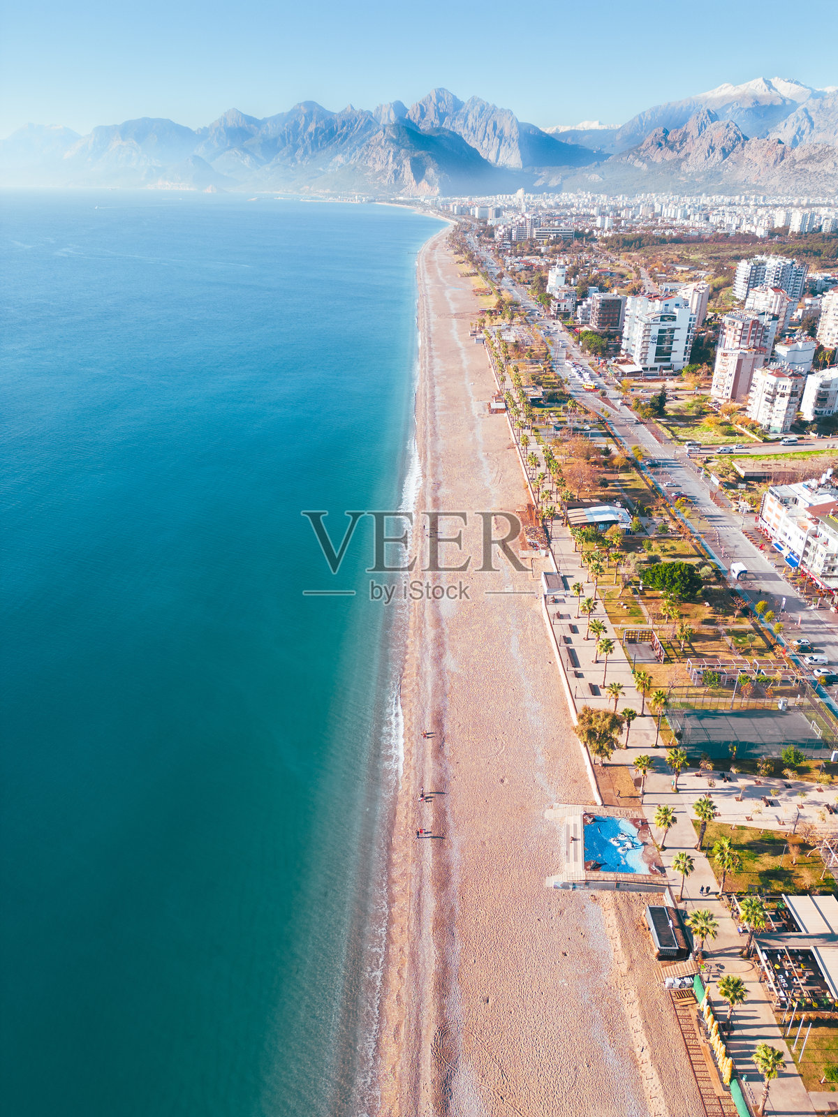 阳光明媚的冬日，安塔利亚孔亚尔提海滩的美丽景色照片摄影图片