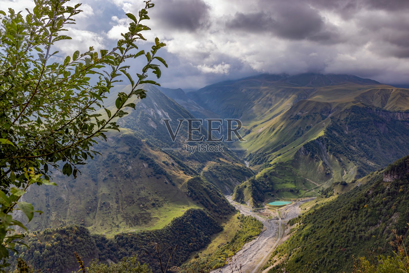 乔治亚州的十字山口风景，展现了郁郁葱葱的绿色山脉和蜿蜒的山谷照片摄影图片