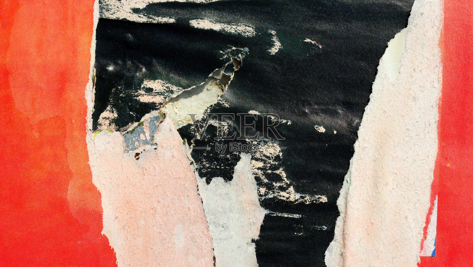 旧的撕裂破损的空白磨损海报背景，褶皱的纸张背景表面，空白的标牌文本空间照片摄影图片