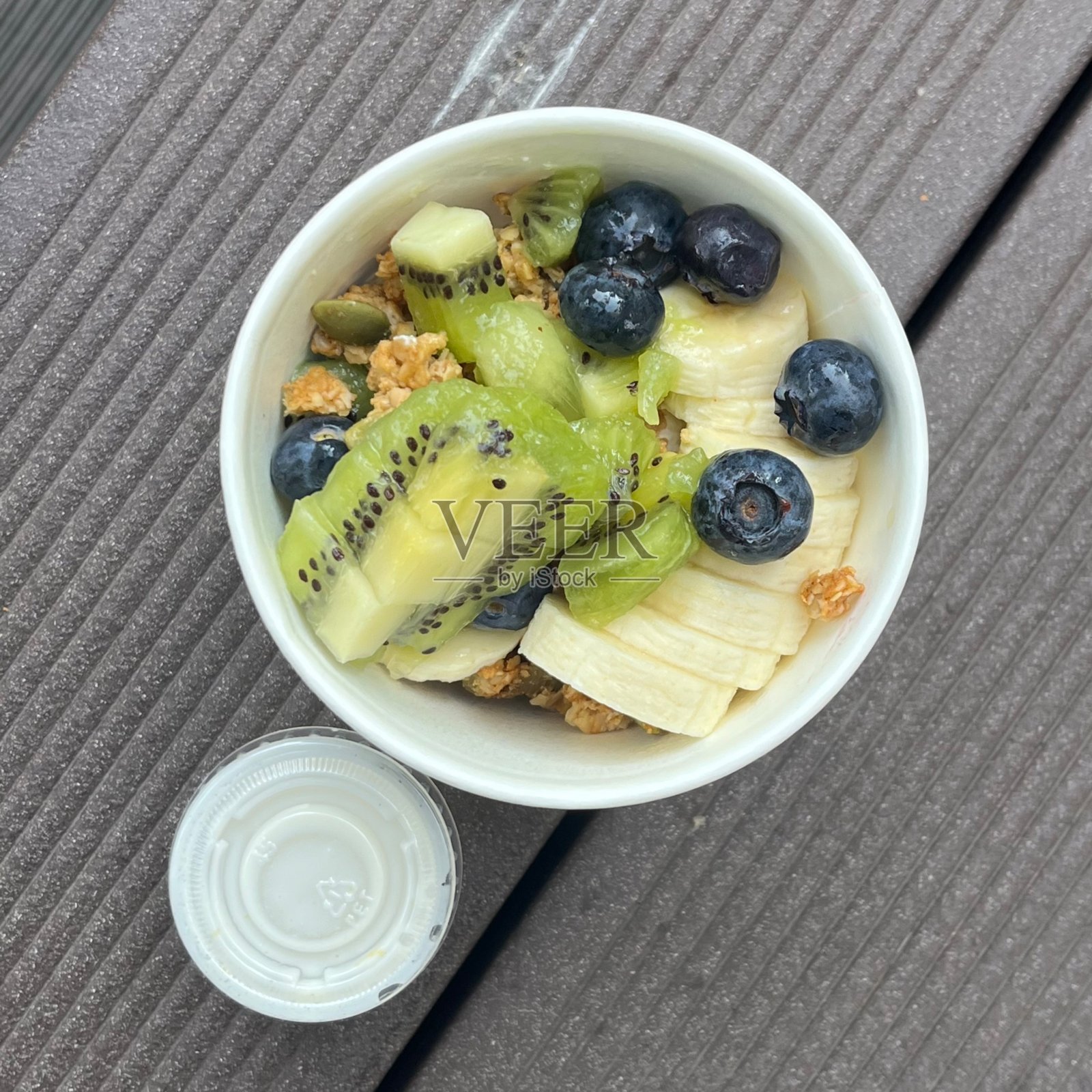 冷面是一种传统的韩国冷甜点，由甜水果和刨冰制成，提供清爽的享受，非常适合炎热的夏天。非常适合展示美味的韩国甜点。照片摄影图片