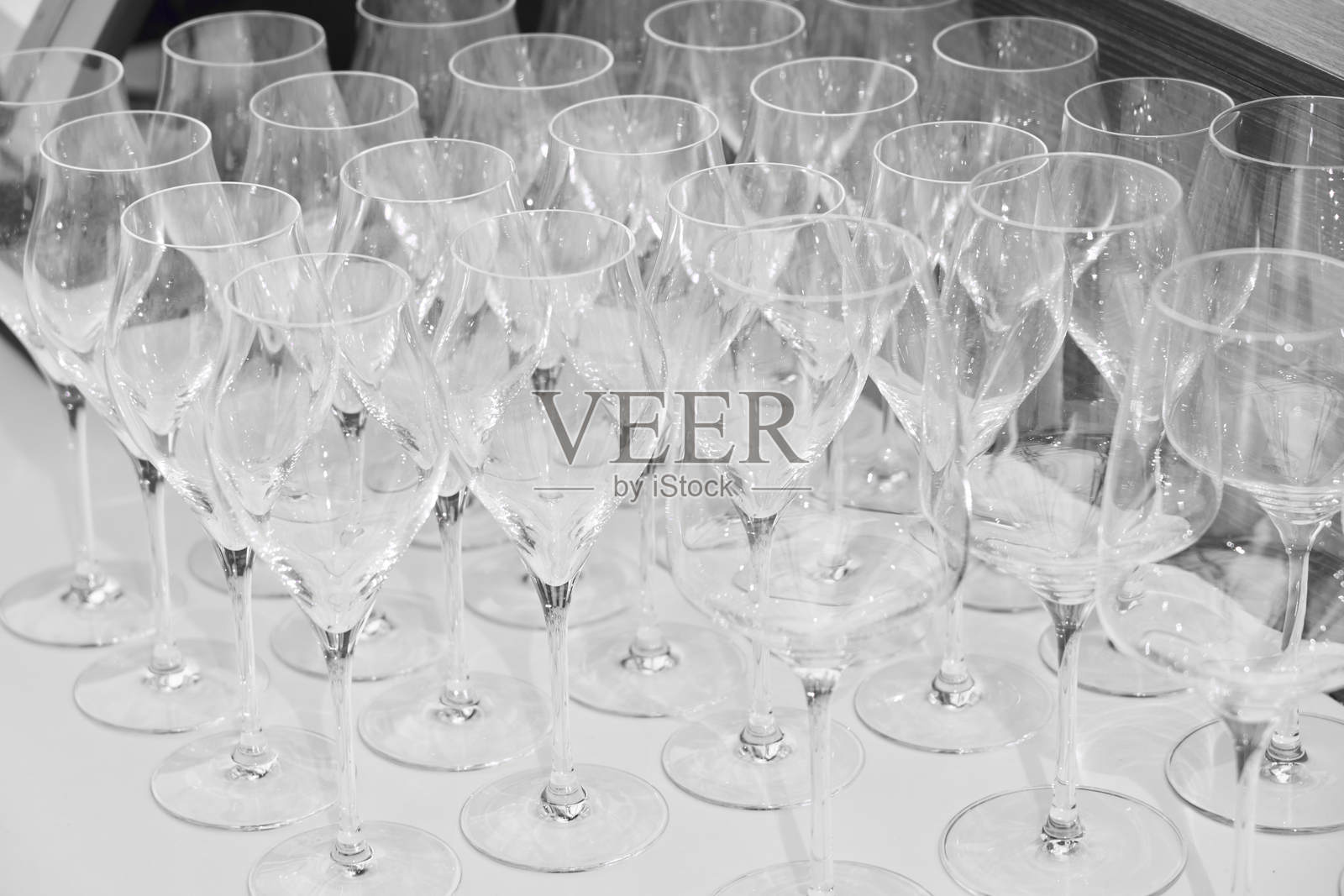 发现一系列优雅的玻璃器皿，完美适合您举办的任何活动和庆祝活动照片摄影图片