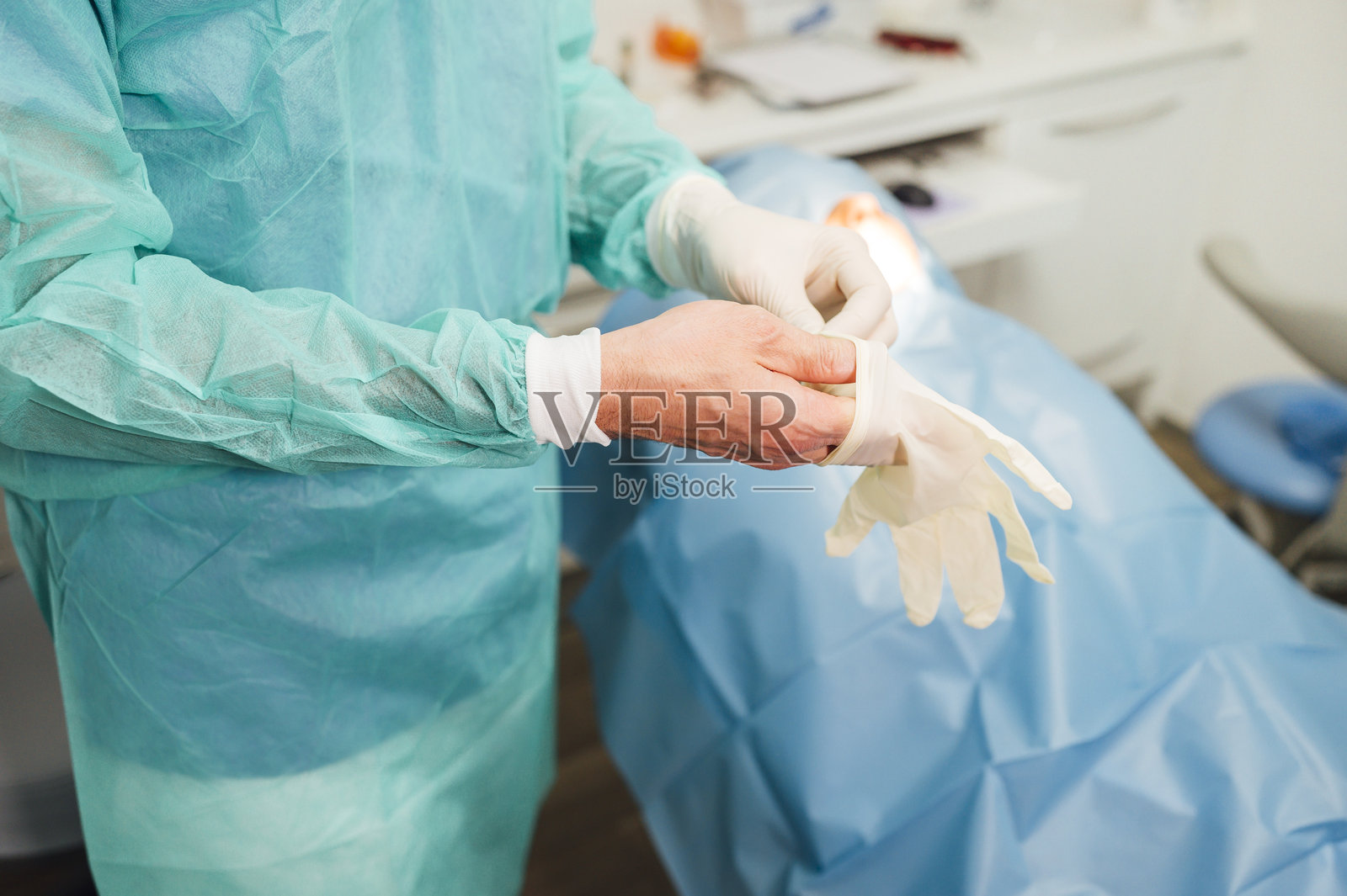 外科医生在手术前戴上手套照片摄影图片
