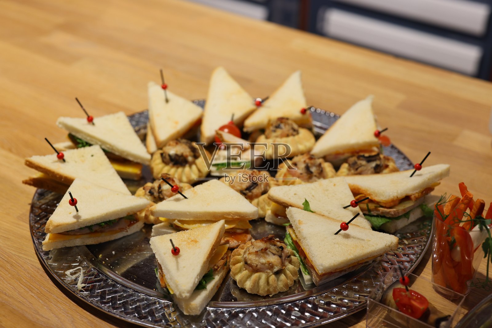享受美味的拼盘三明治，完美适合活动、聚会和庆祝活动照片摄影图片