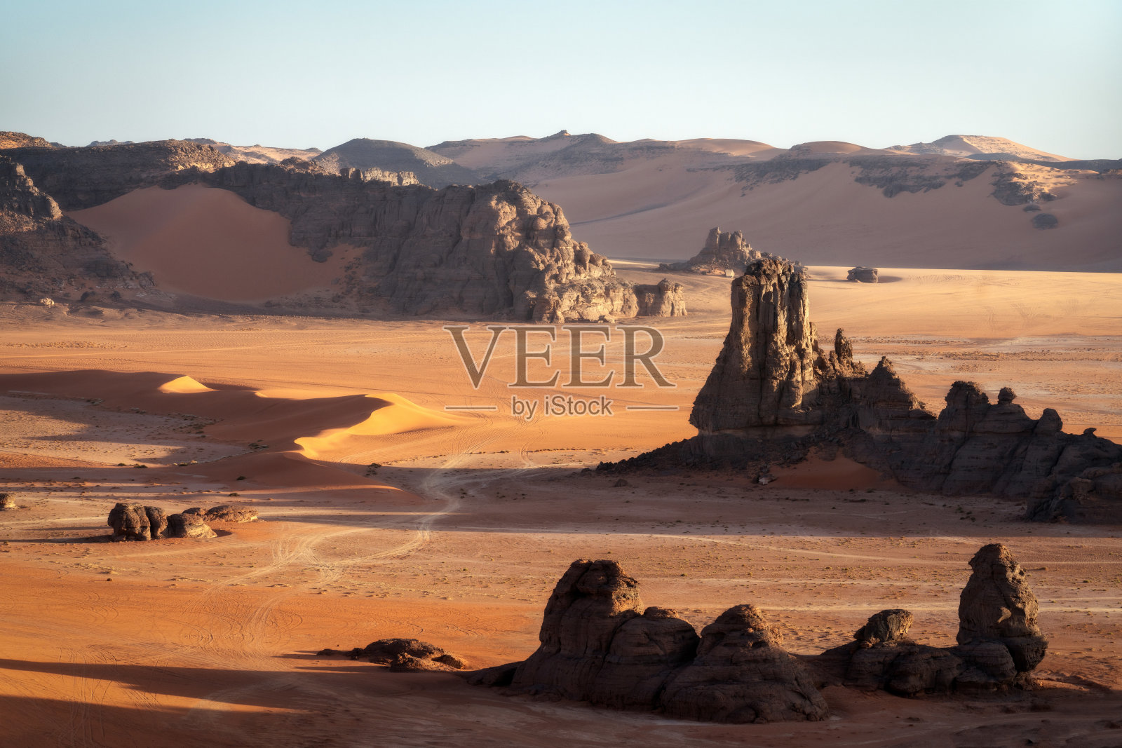 阿尔及利亚南部的塔德拉特·鲁日沙漠照片摄影图片