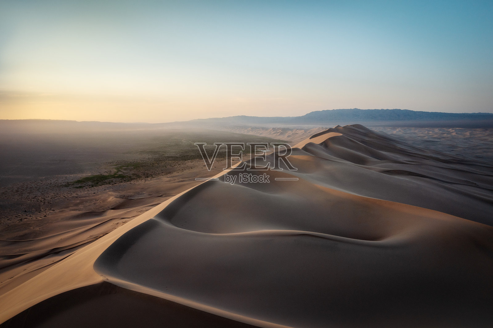 蒙古中部的戈壁沙漠照片摄影图片