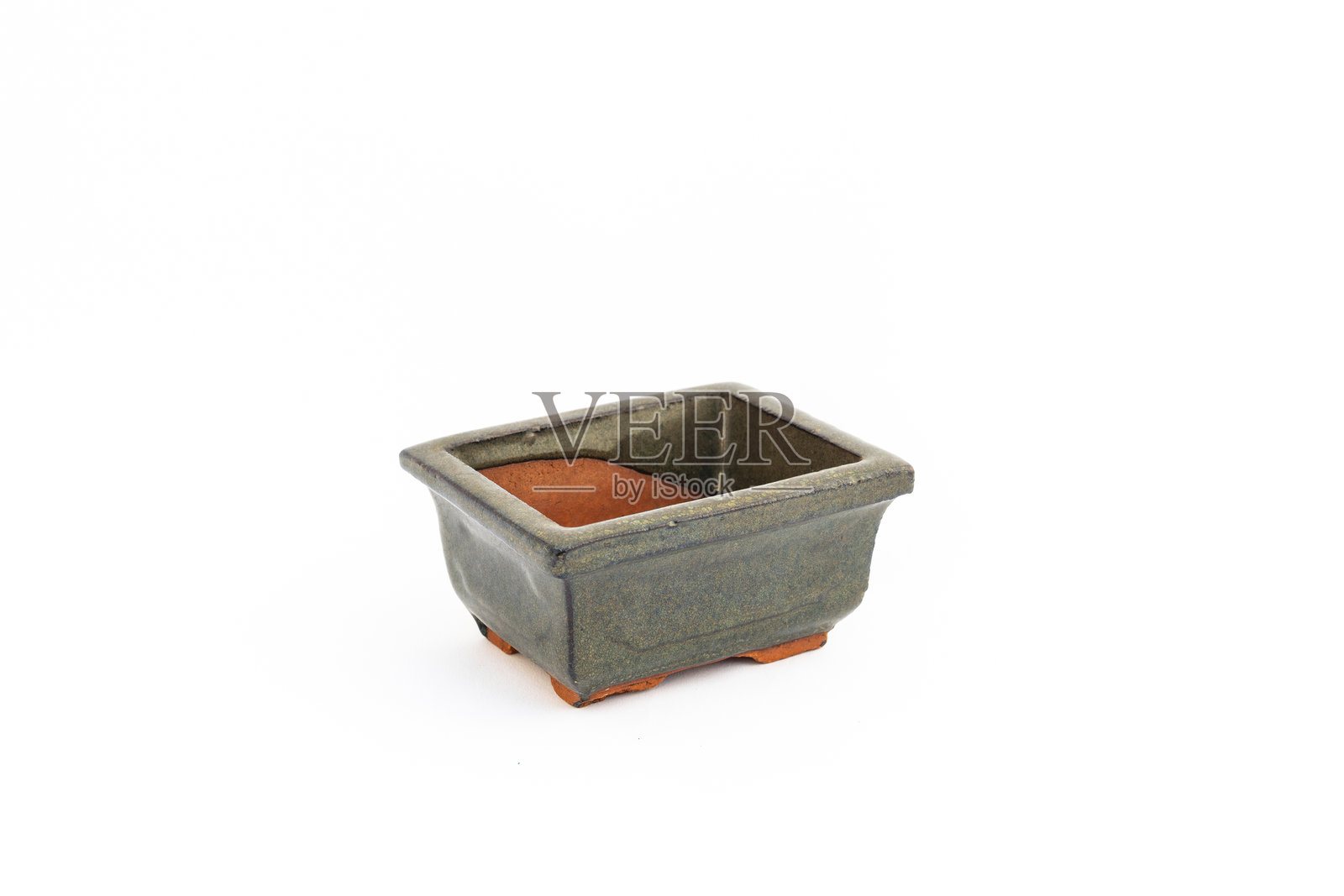 绿色空的盆栽花盆，白色背景，留有文字空间。照片摄影图片