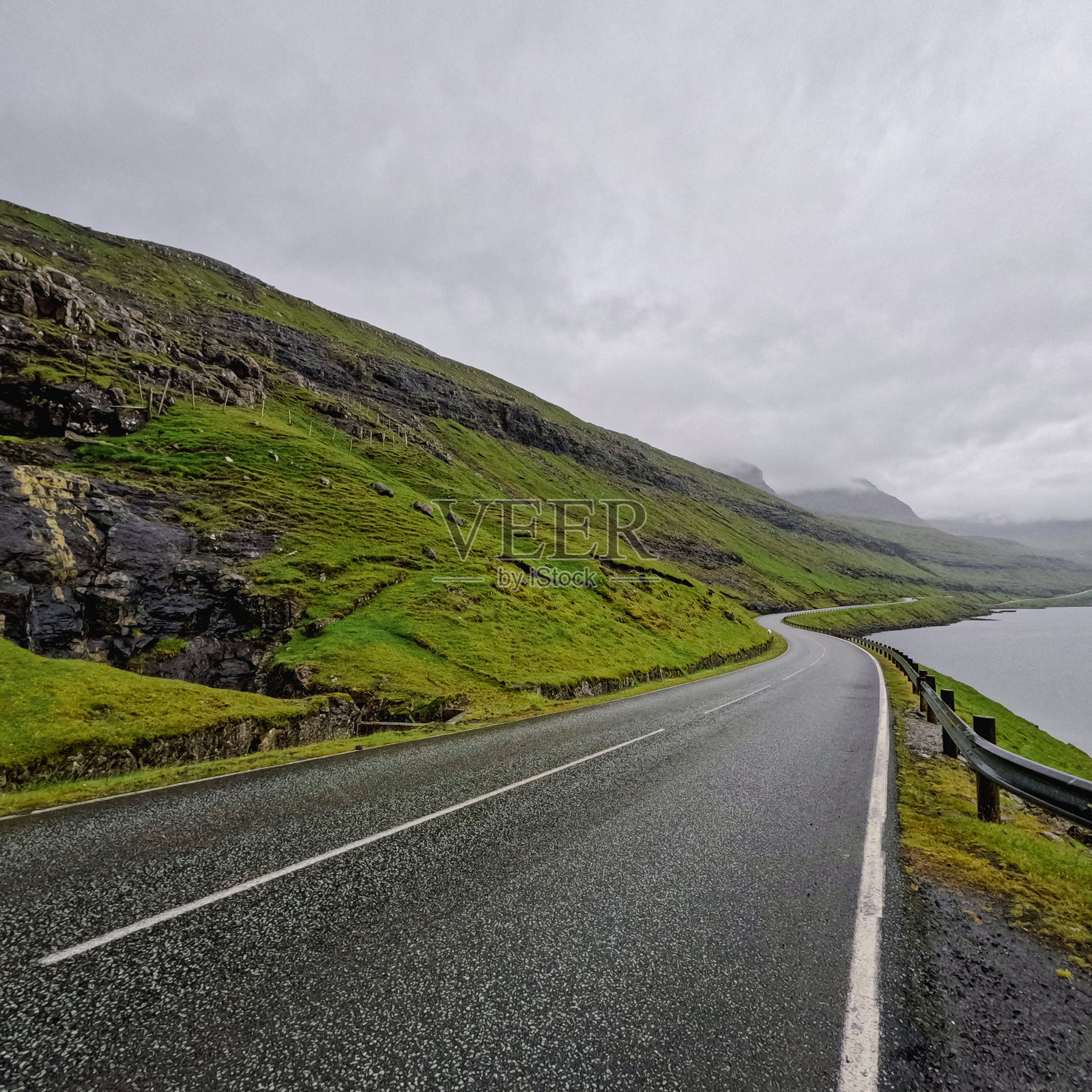 弯曲的海岸公路穿行于山脉与大海之间照片摄影图片