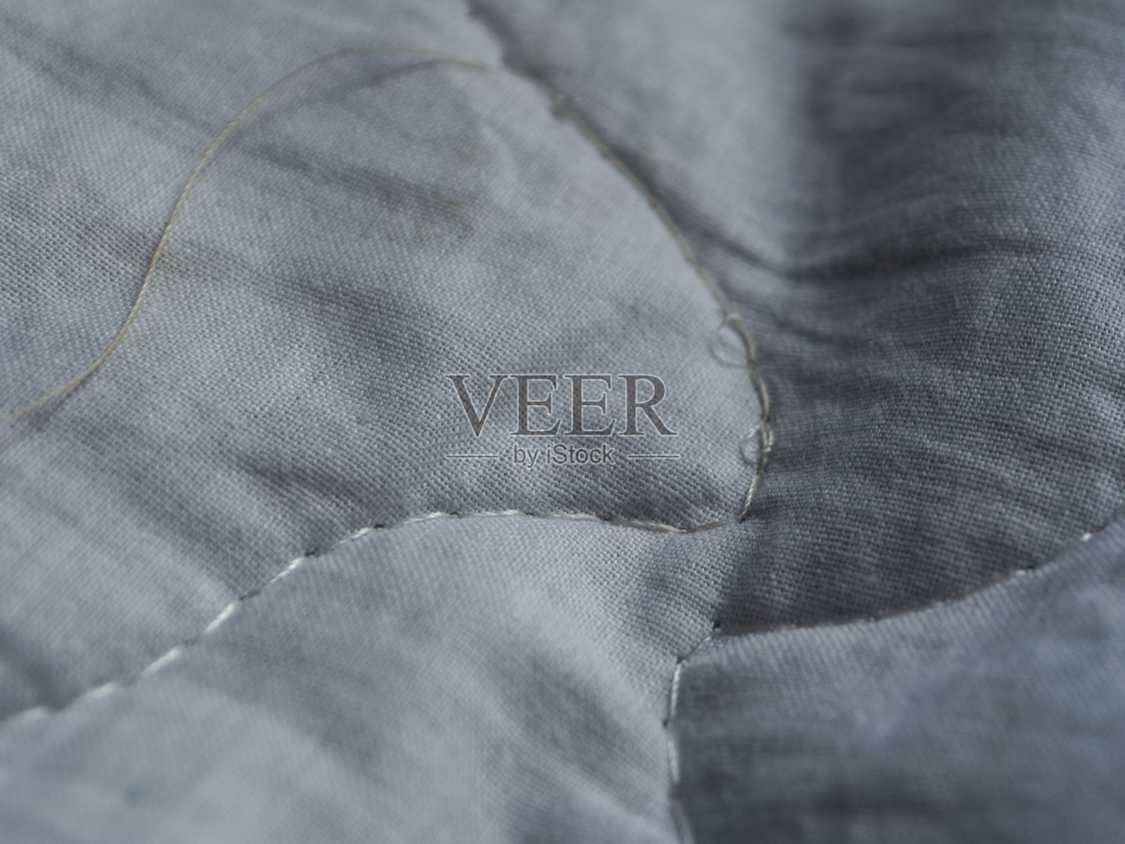 织物纹理的微距摄影，细致展现柔和的波浪和图案，营造出触感舒适和艺术优雅的印象照片摄影图片