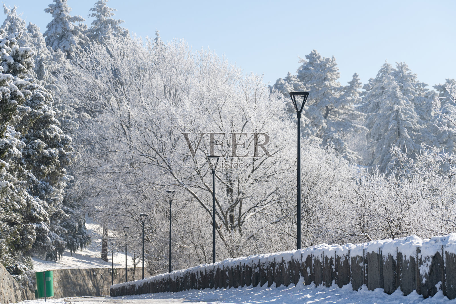 美丽的冬季公园位于山顶，铺有鹅卵石的人行道。照片摄影图片