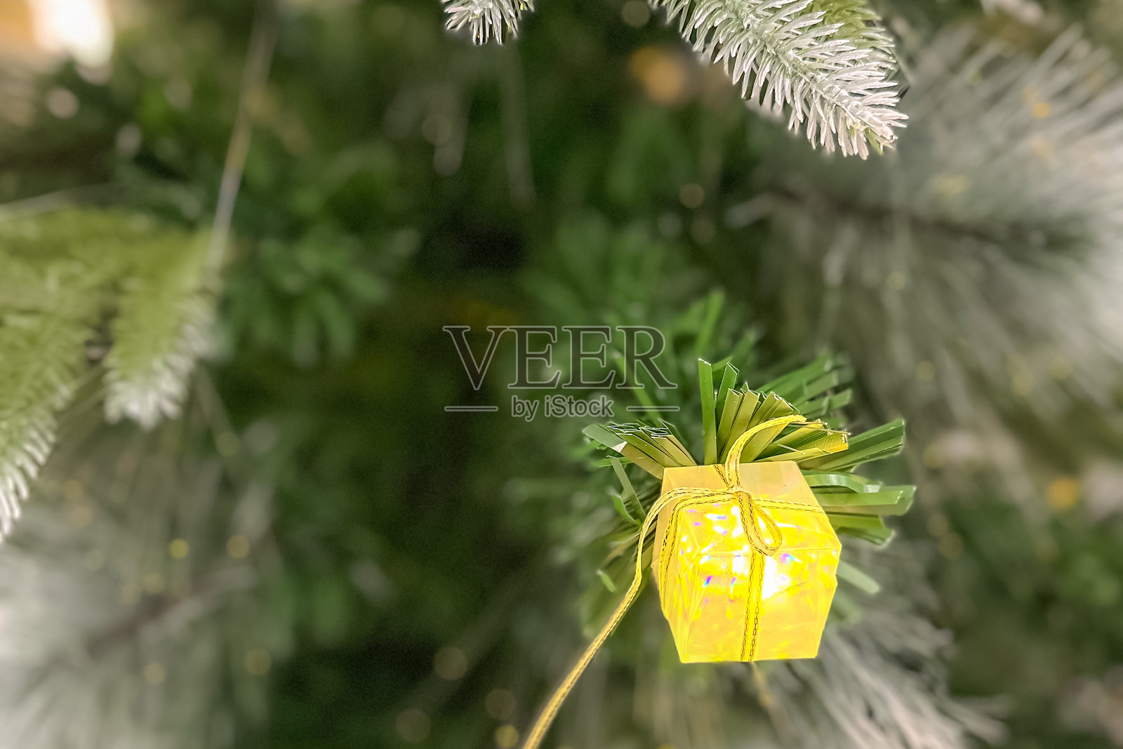 发光的圣诞树装饰特写，选择性对焦。照片摄影图片