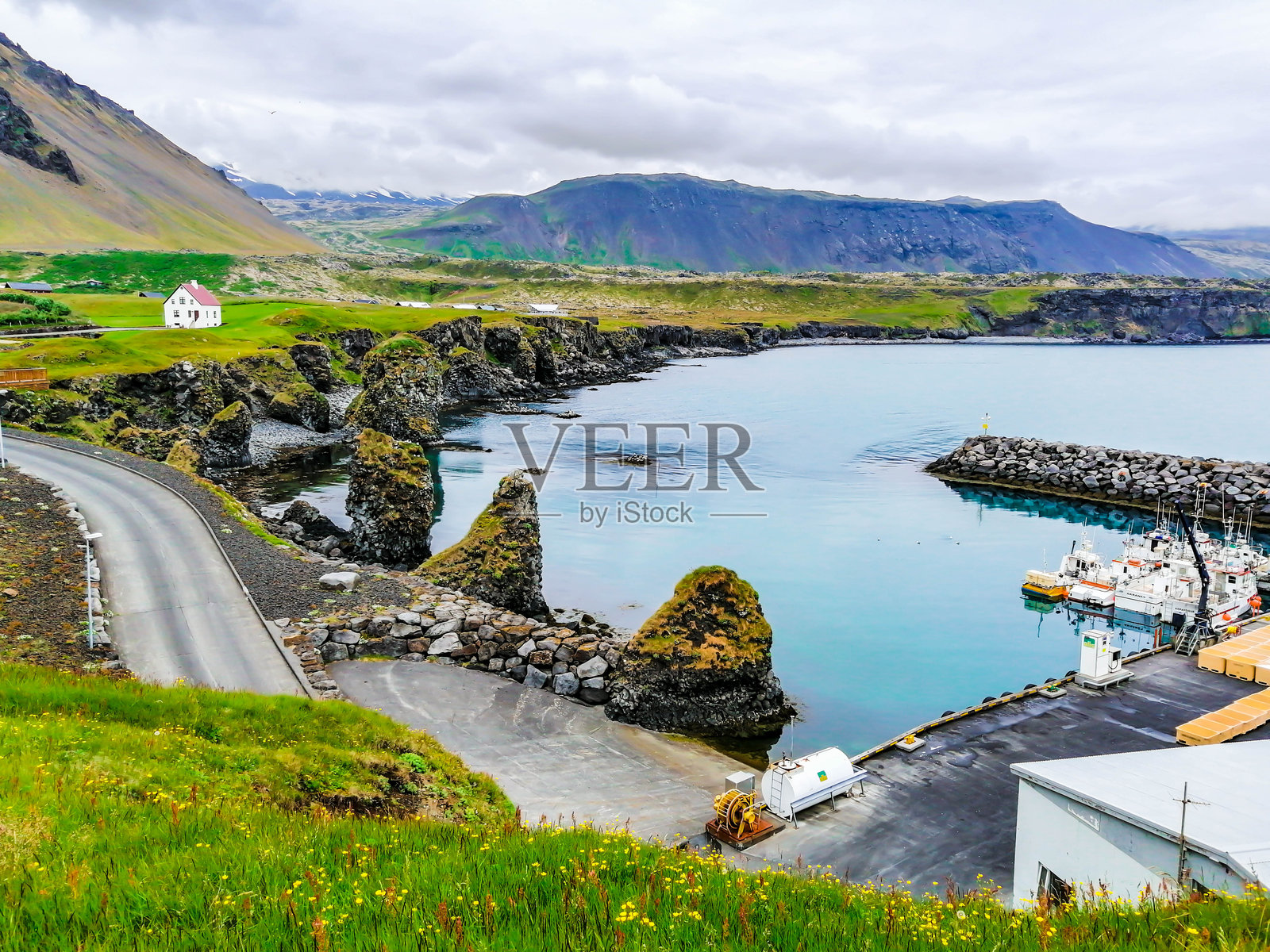 阿尔纳斯塔皮，位于冰岛斯奈法尔斯半岛南侧斯塔帕费尔山脚下的小渔村照片摄影图片