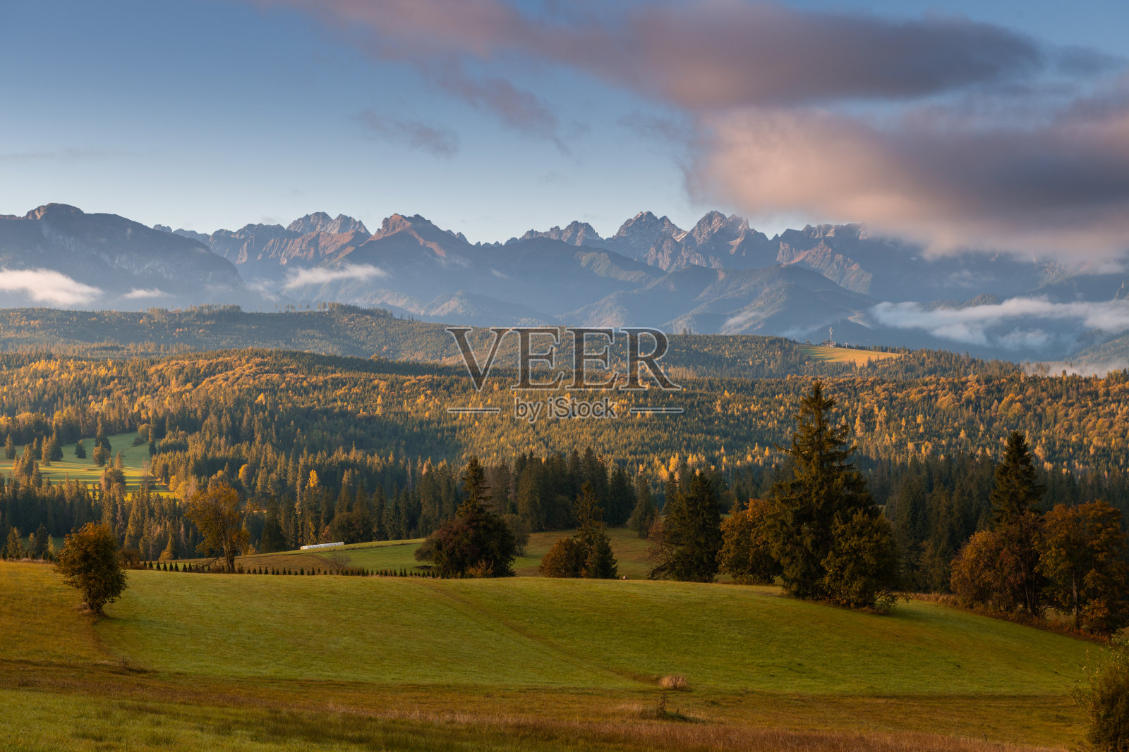 迷人的秋晨在塔特拉山日出时分照片摄影图片
