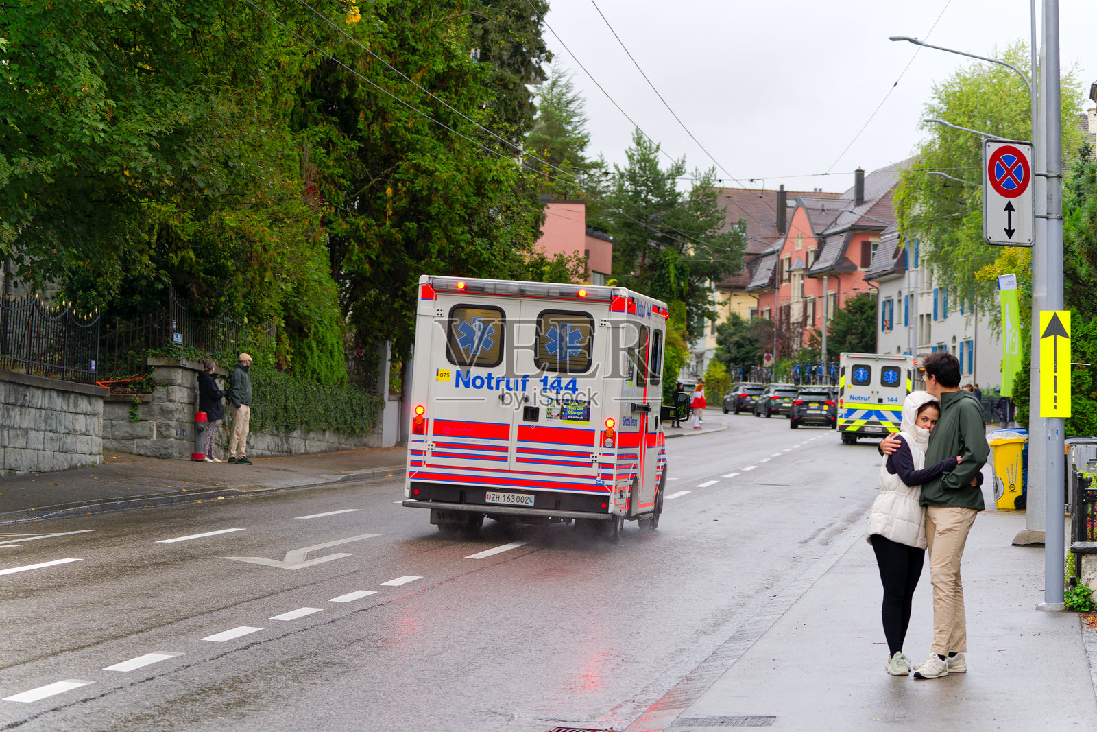 在雨天的秋季，2024年苏黎世UCI公路自行车世界锦标赛女子精英赛结束时，救护车从后方驶过。照片摄影图片