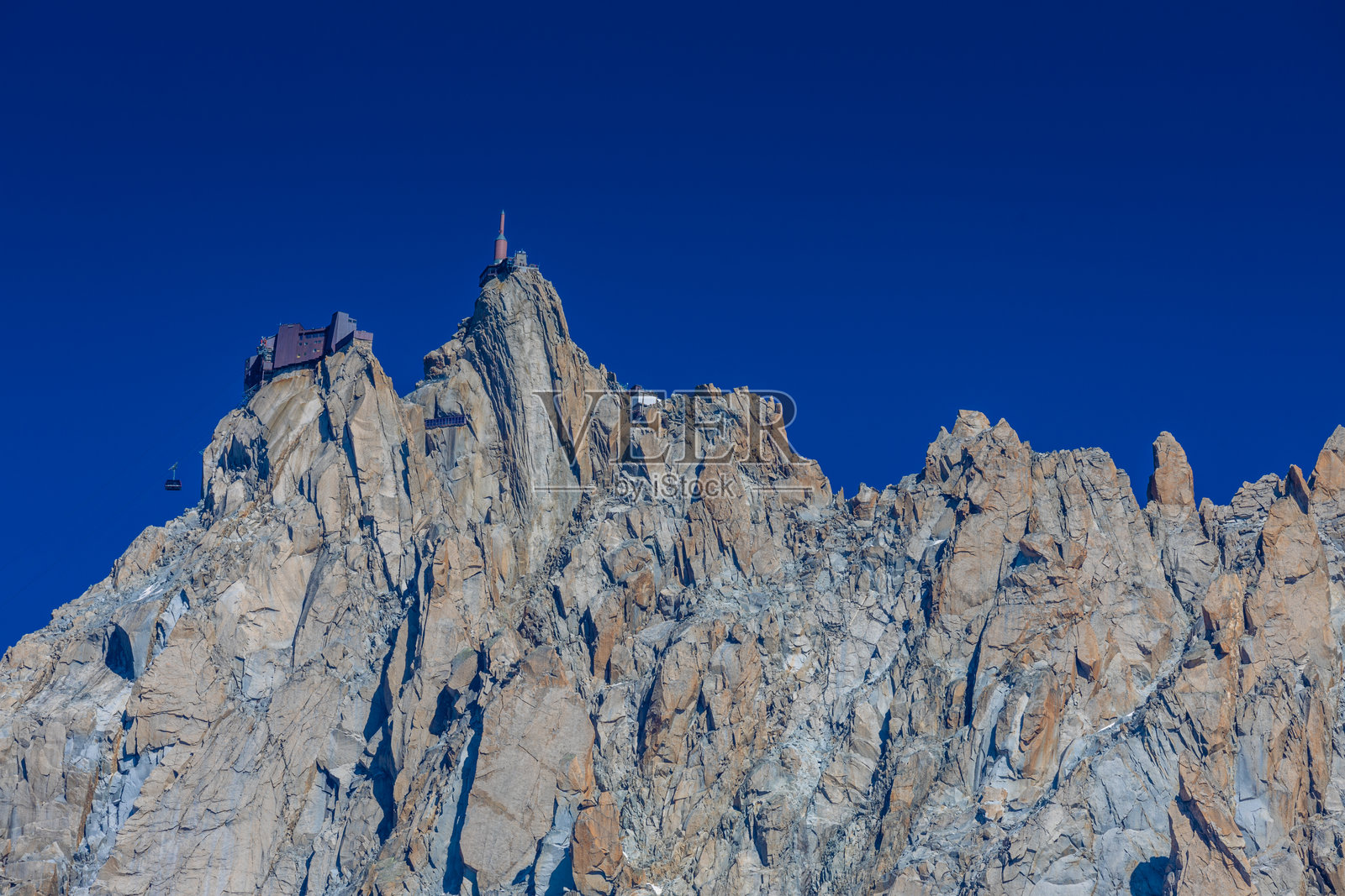 阿尔卑斯山的米迪峰。夏蒙尼山谷中一座突出的岩石高峰的风景。照片摄影图片